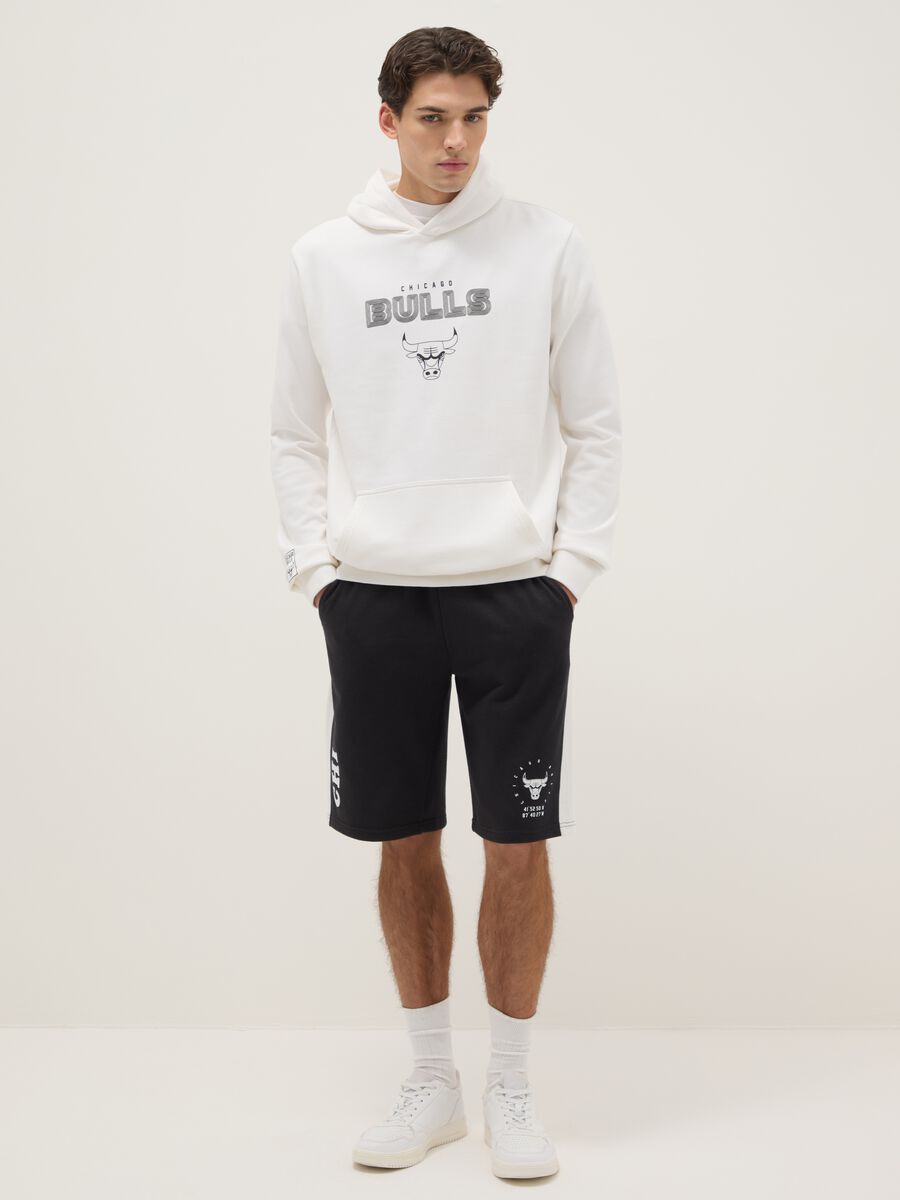 White cotton blend regular fit hoodie with Chicago Bulls logo_1