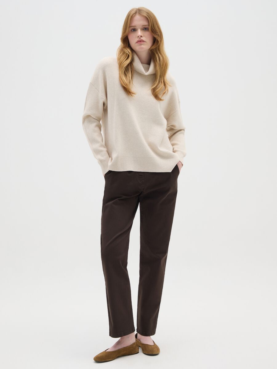 Pantaloni in cotone elasticizzato marroni regular fit_0