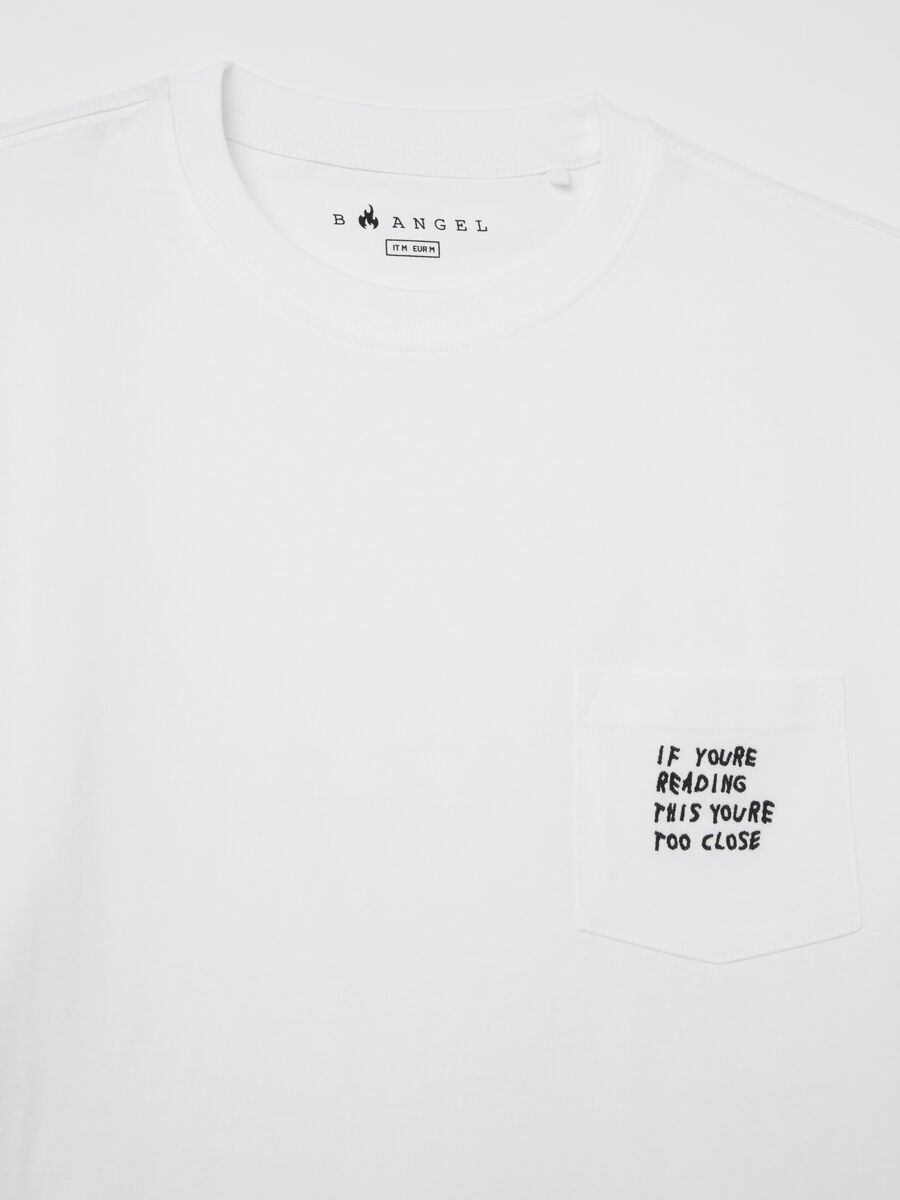 T-shirt con tasca a ricamo_5