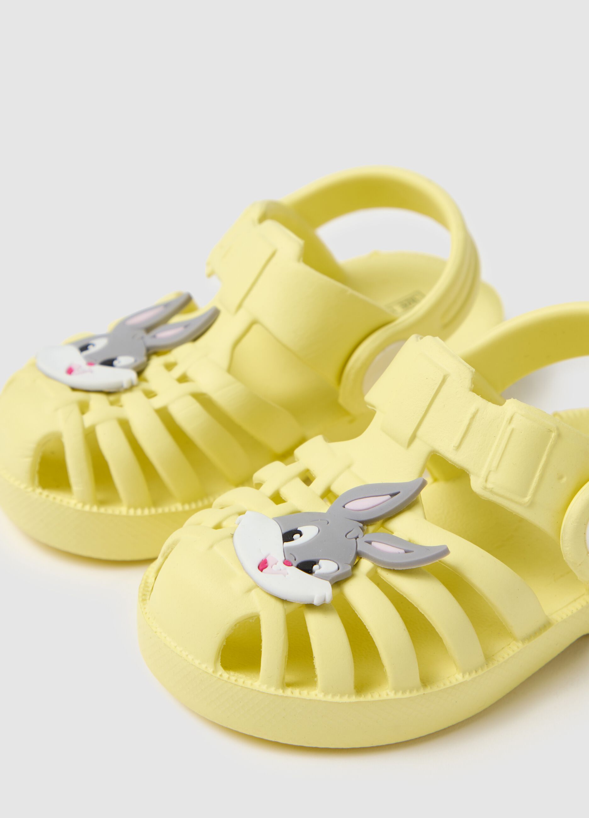 Sandali da bambino in misto materiali gialli con design chiuso