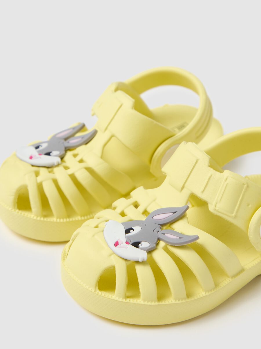 Boys’ sandals in yellow mixed materials with closed toe design_1