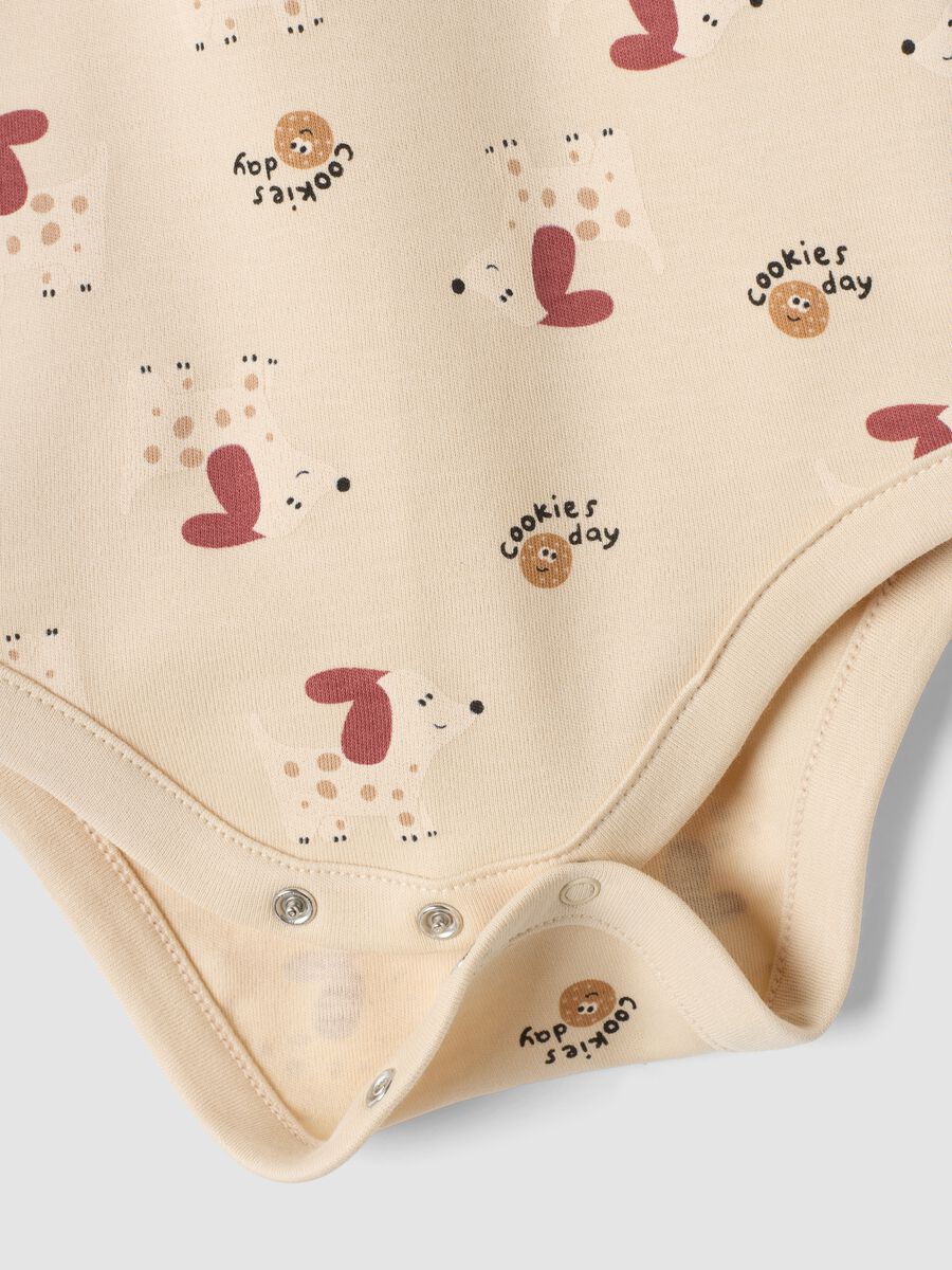 3-pack beige and red organic cotton crew-neck bodysuits_2