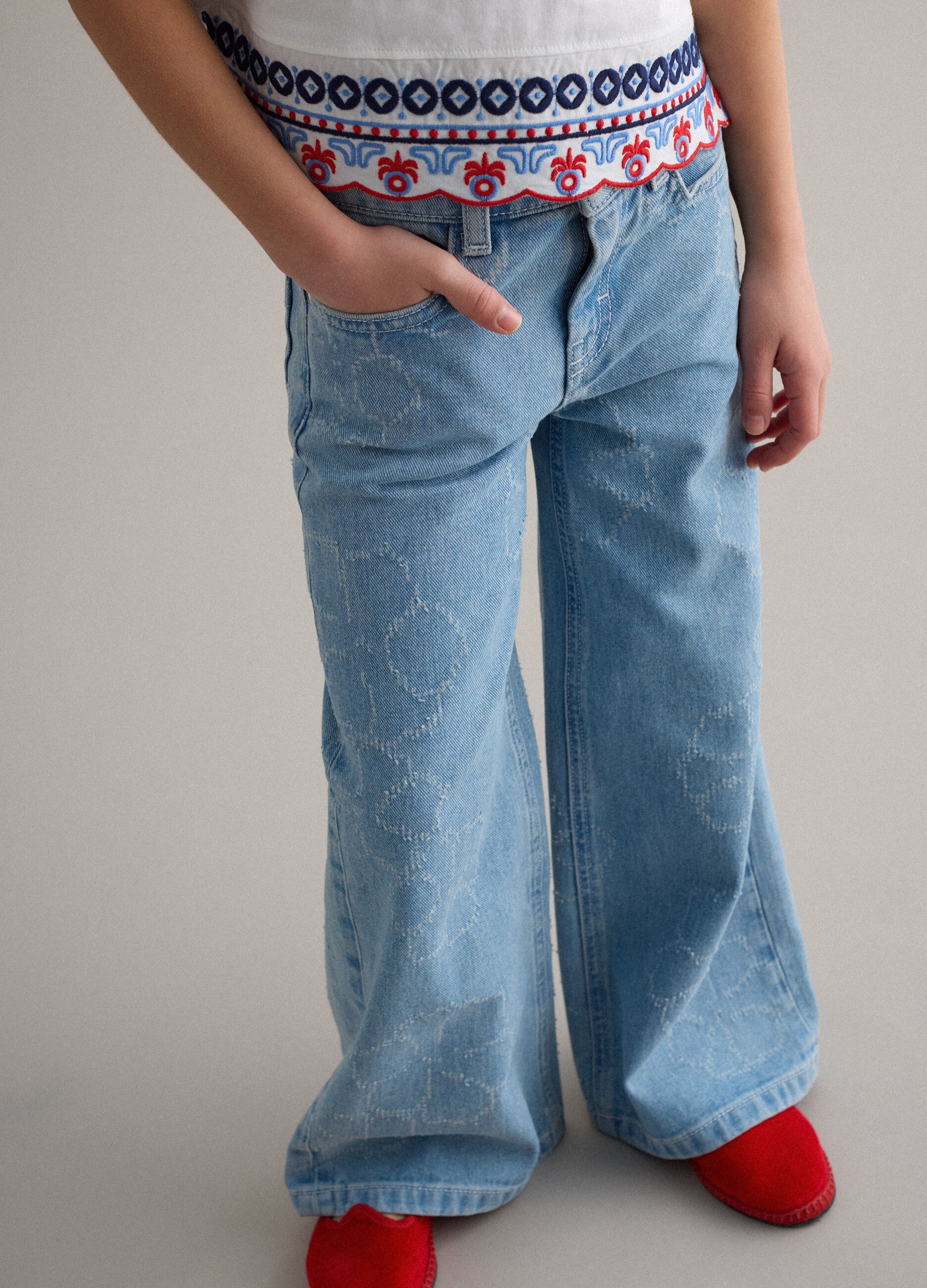 Jeans in puro cotone azzurro da bambina wide leg con stampa floreale