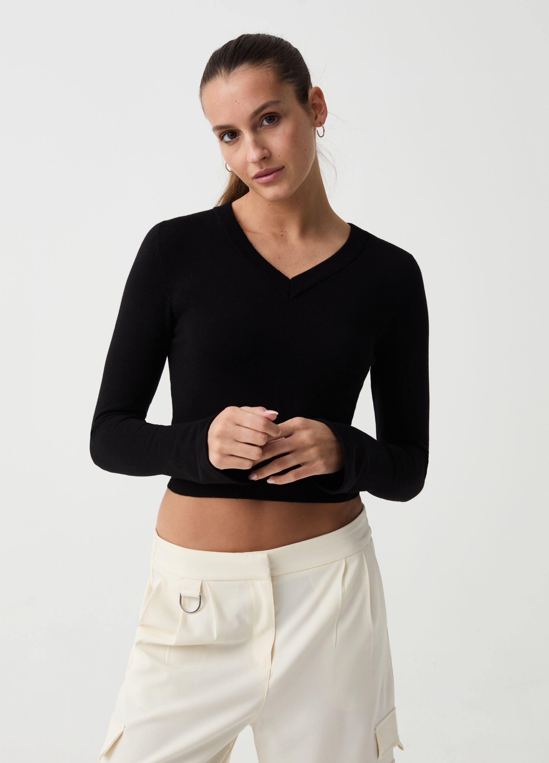 Cropped pullover with V neck