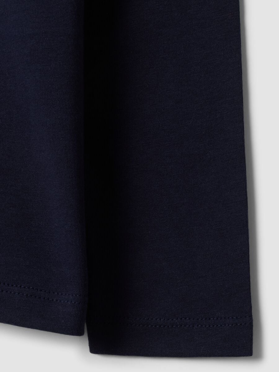T-shirt blu in puro cotone organico con stampa cuore per bambina_3