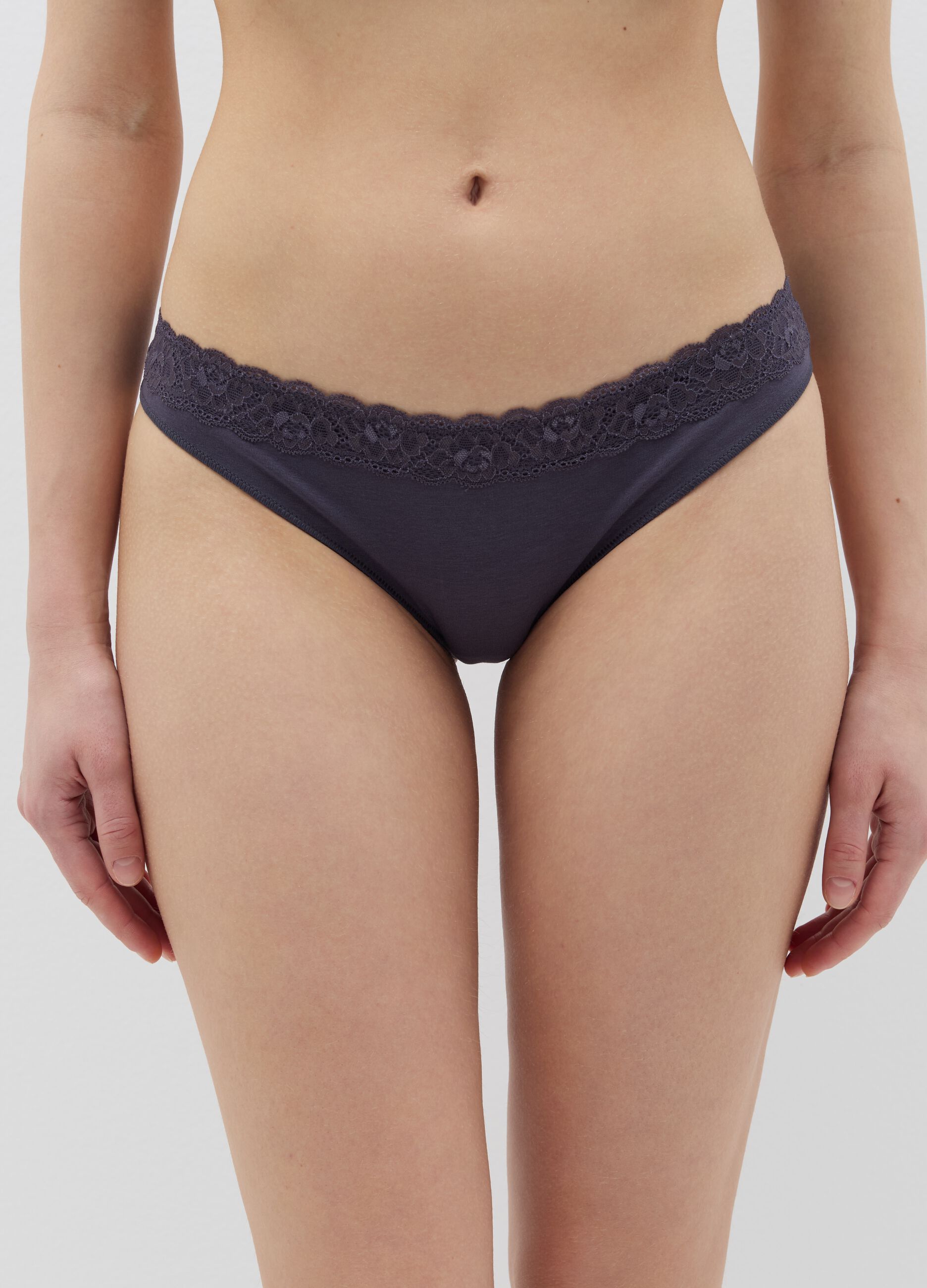 Brazilian-cut briefs with lace trim