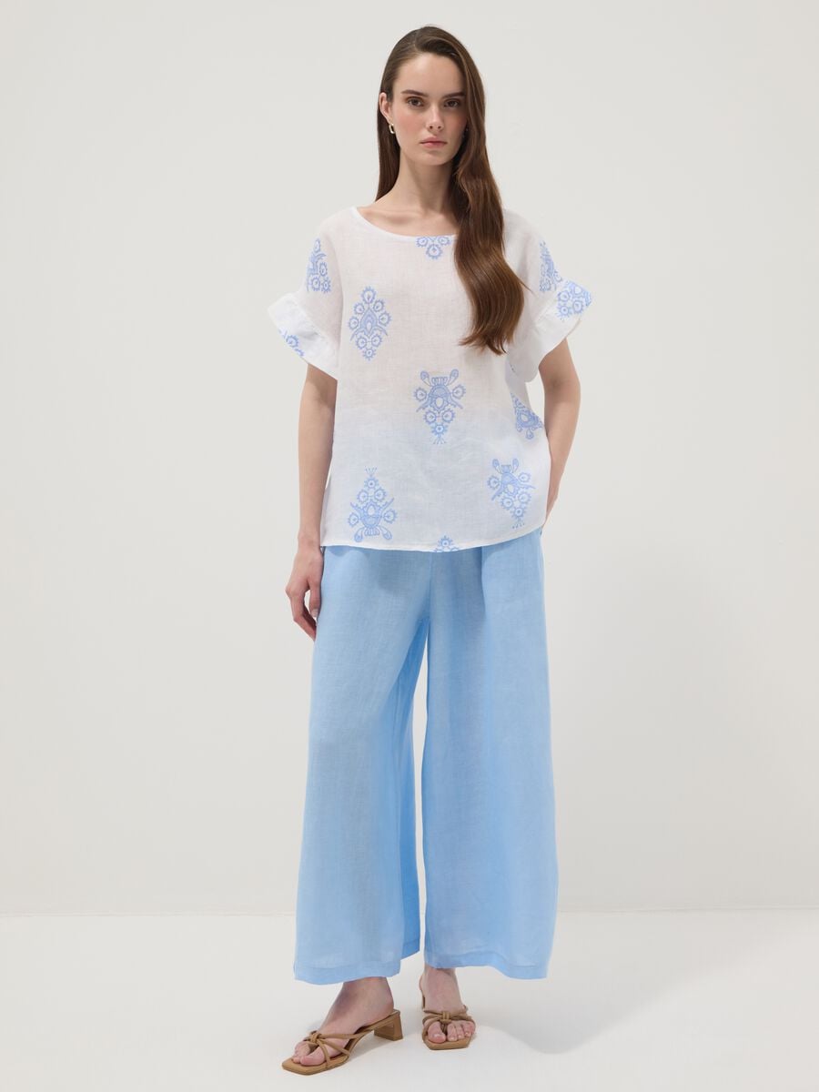 Blusa bianca in puro lino con ricami e maniche a volant regular fit_2