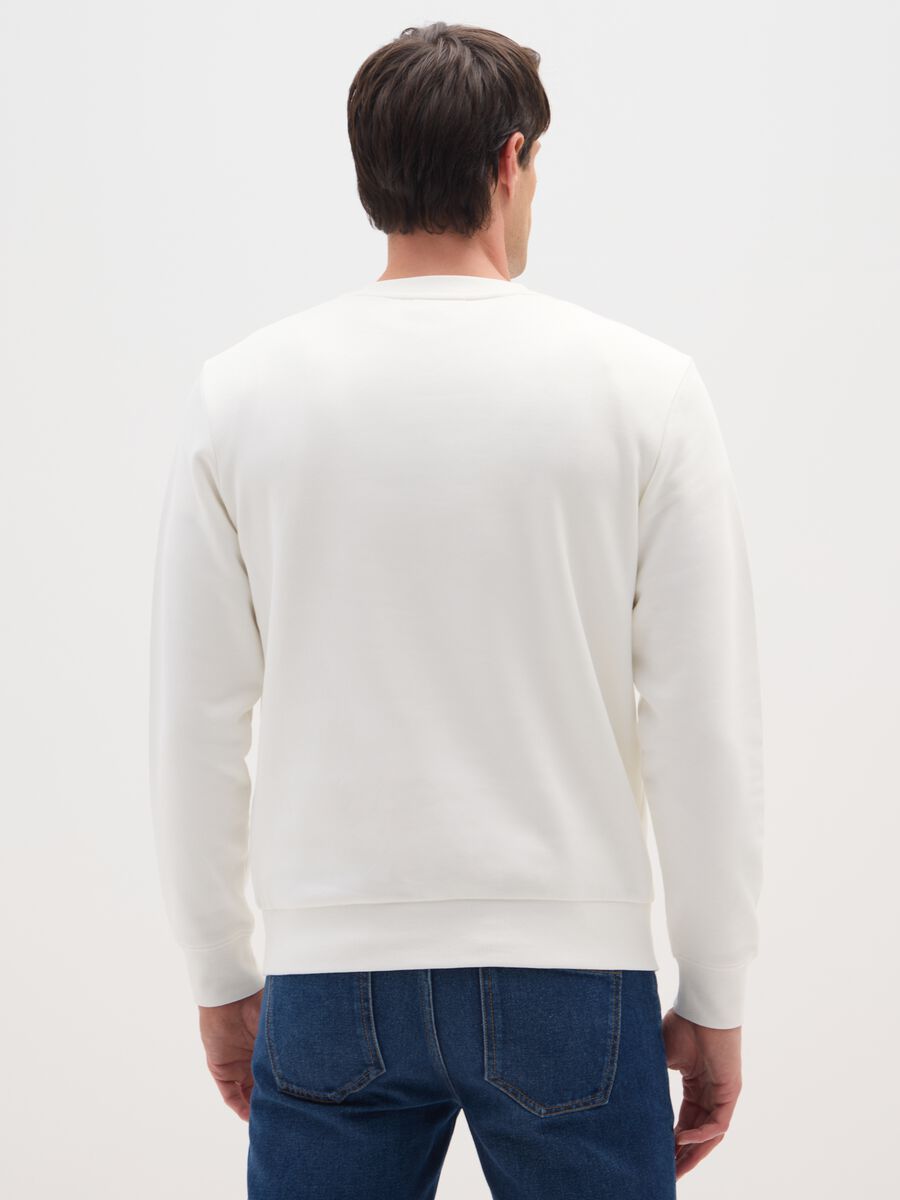 Felpa bianca in misto cotone regular fit con stampa natalizia_2