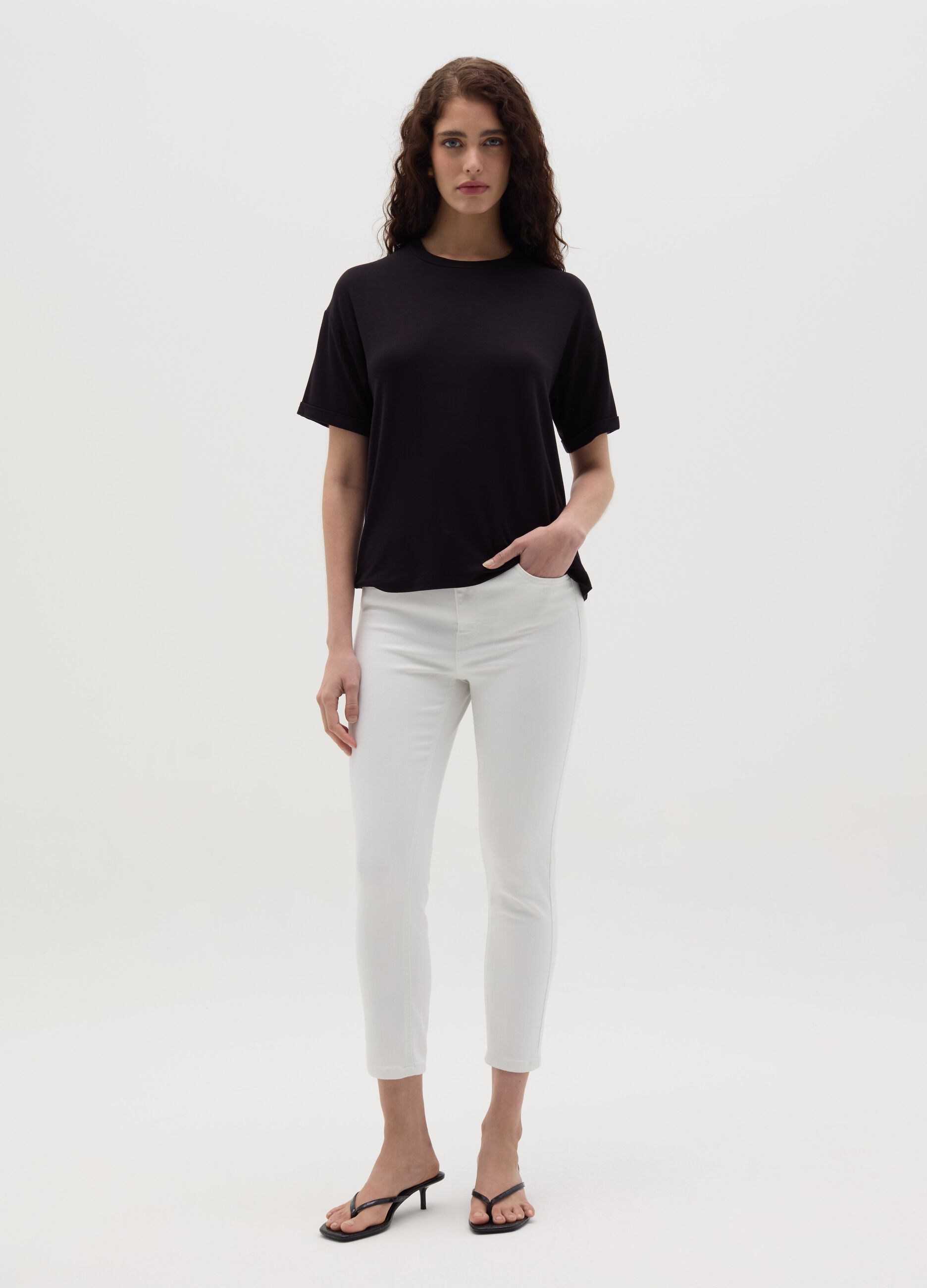 T-shirt nera con maniche a kimono