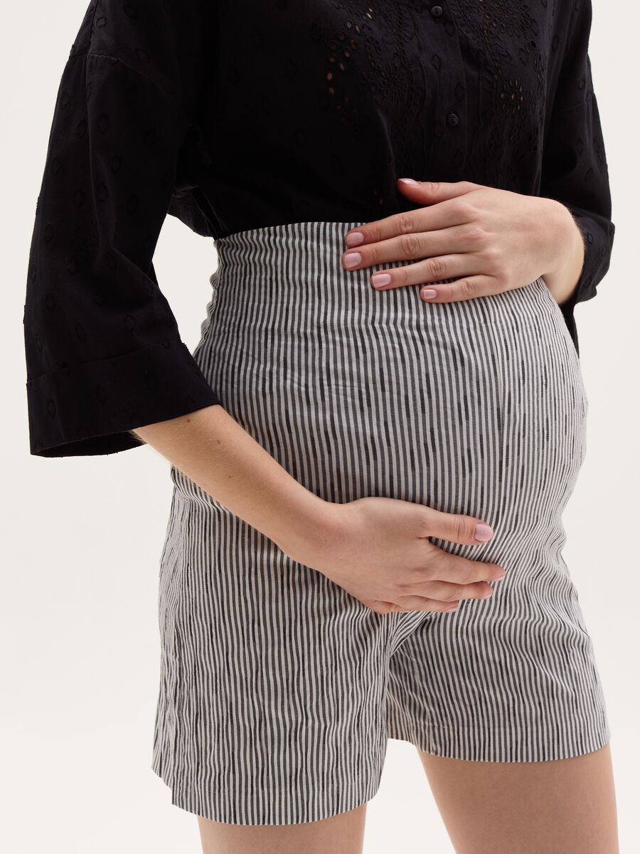 Maternity shorts with thin stripes_3