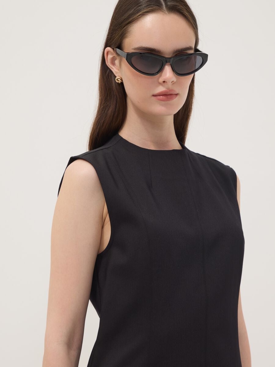 Abito smanicato nero in cotone elasticizzato con girocollo fitted_2