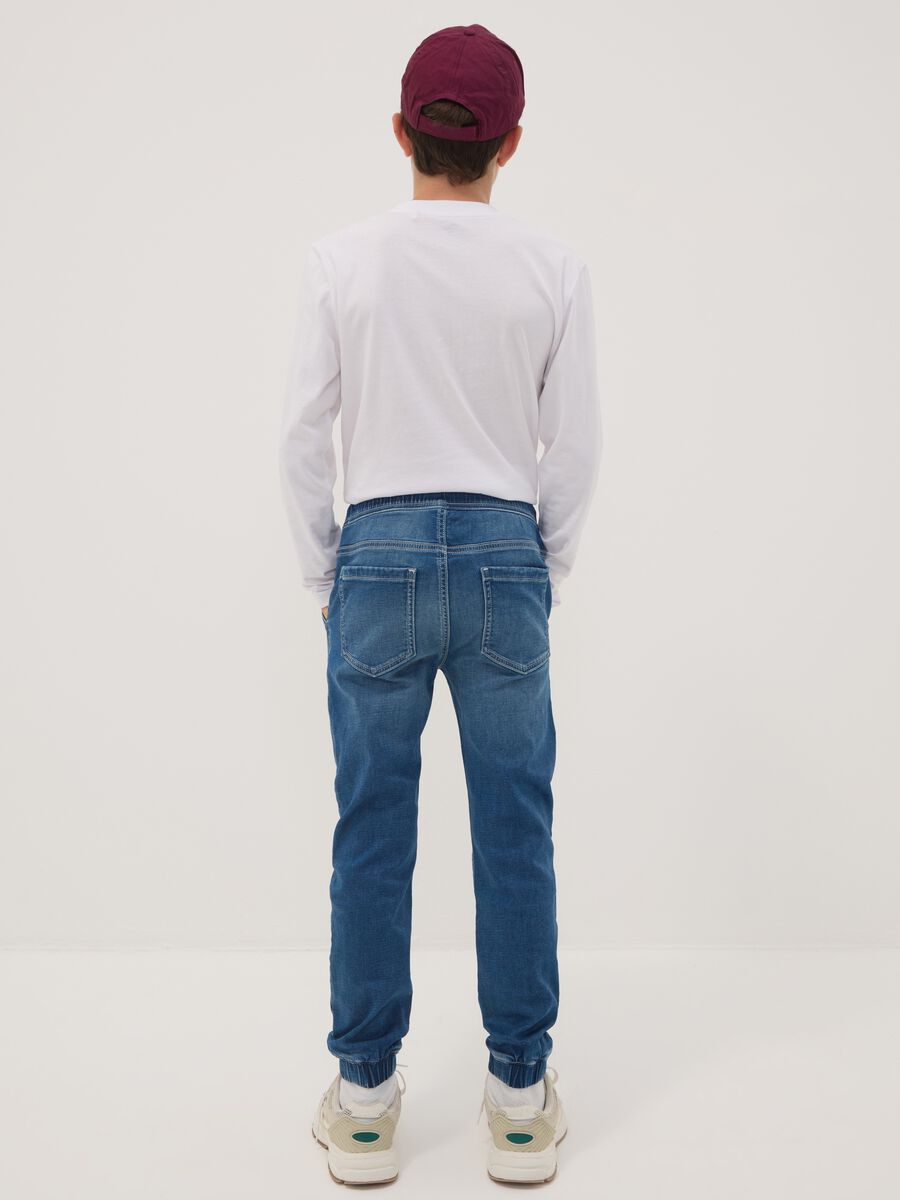 Jeans jogger blu in cotone elasticizzato con coulisse per ragazzo_1