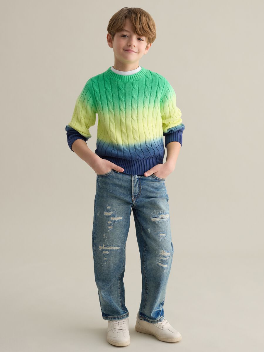 Regular-fit jeans with five pockets and abrasions_1