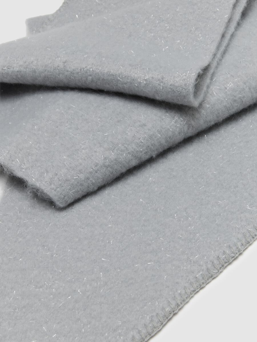 Grey scarf with metallic threads_2