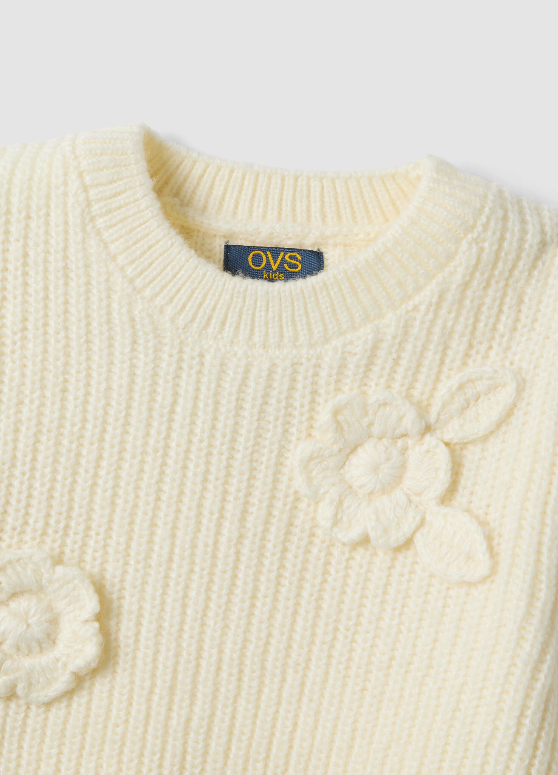White ribbed crew-neck top with appliqu&eacute; flowers