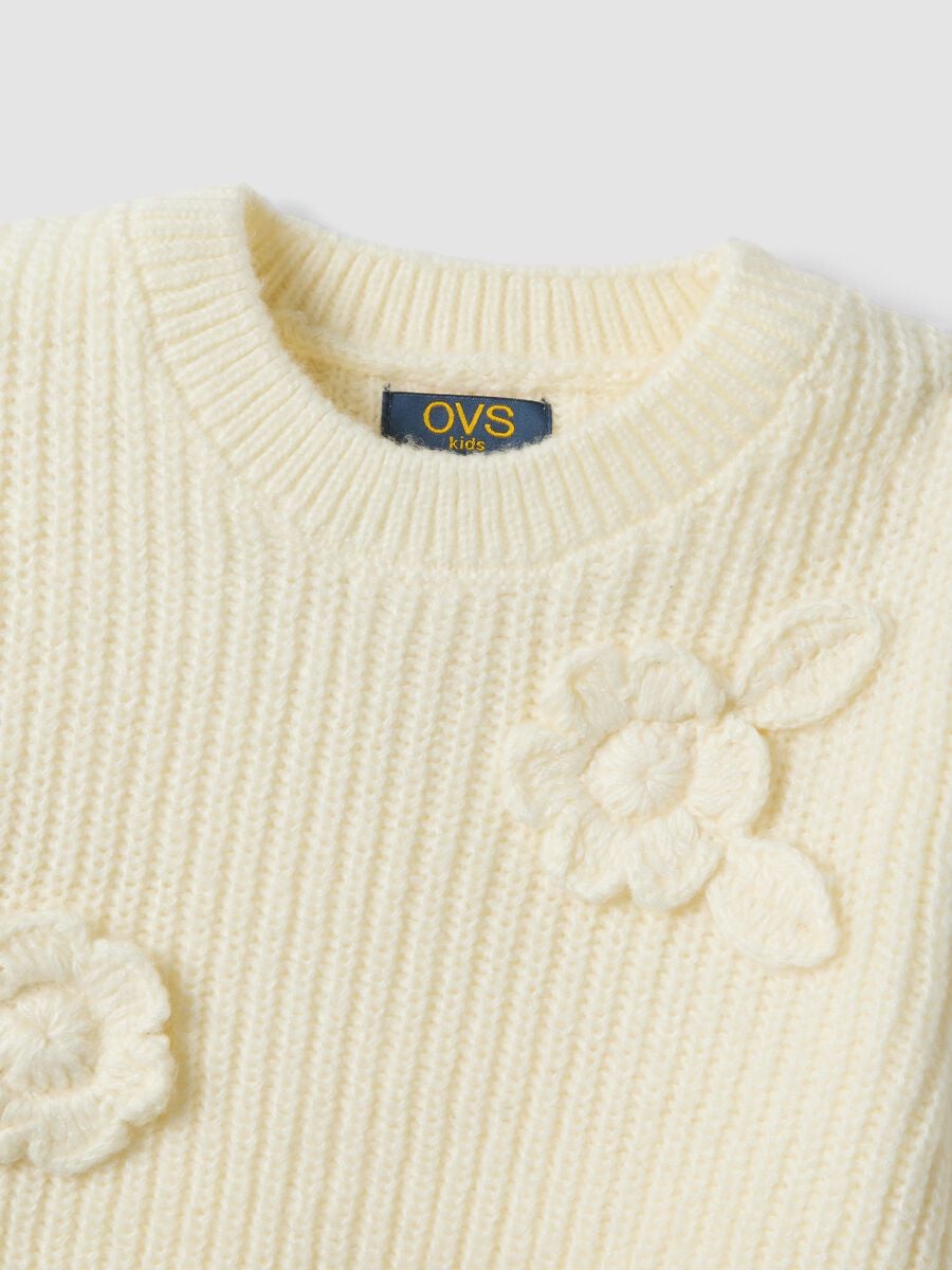 Maglia bianca a coste con girocollo e fiori applicati_3