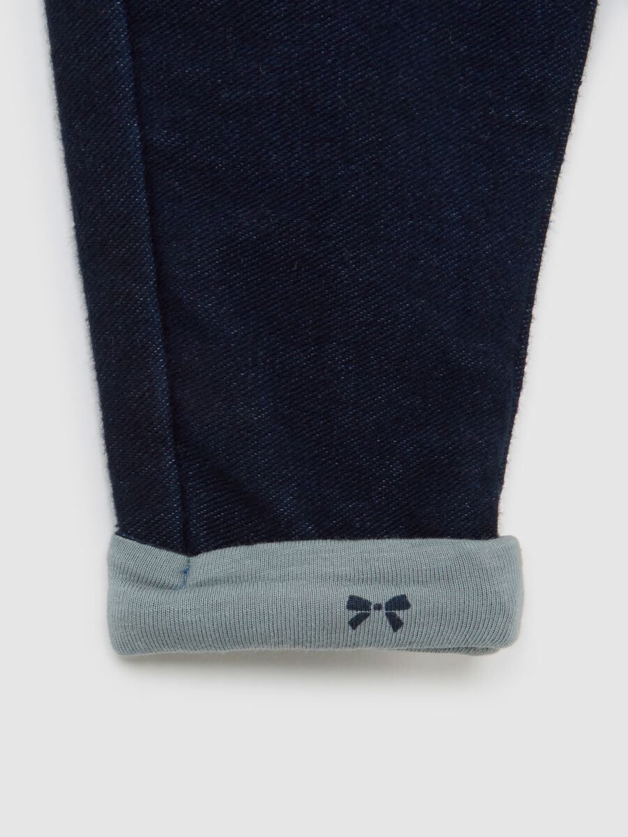 Pantaloni blu da neonata in misto cotone regular fit con fiocchi_3