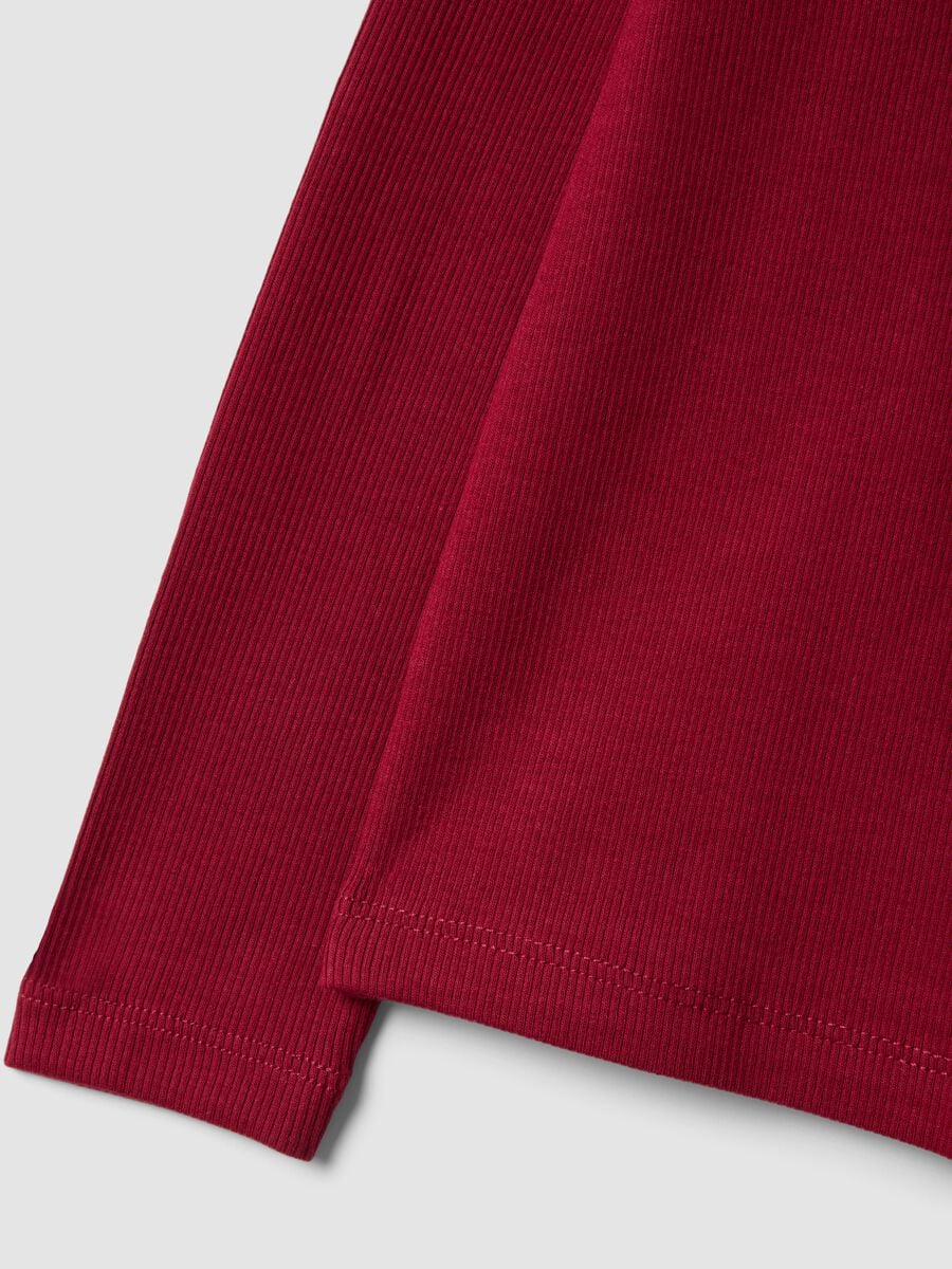 T-shirt rossa in cotone elasticizzato a costine con ricamo orsetto_3