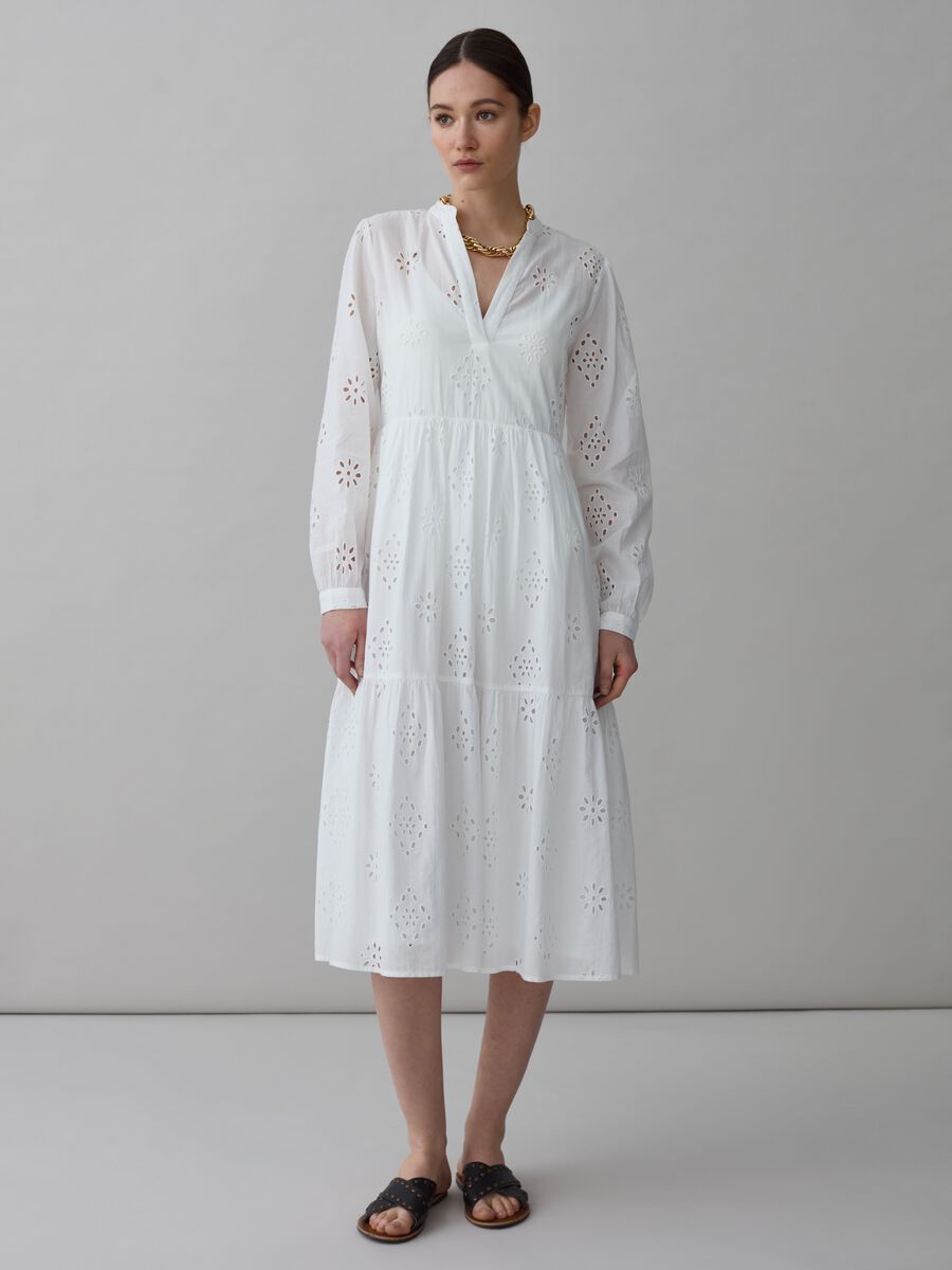 Broderie anglaise dress with V neck_0