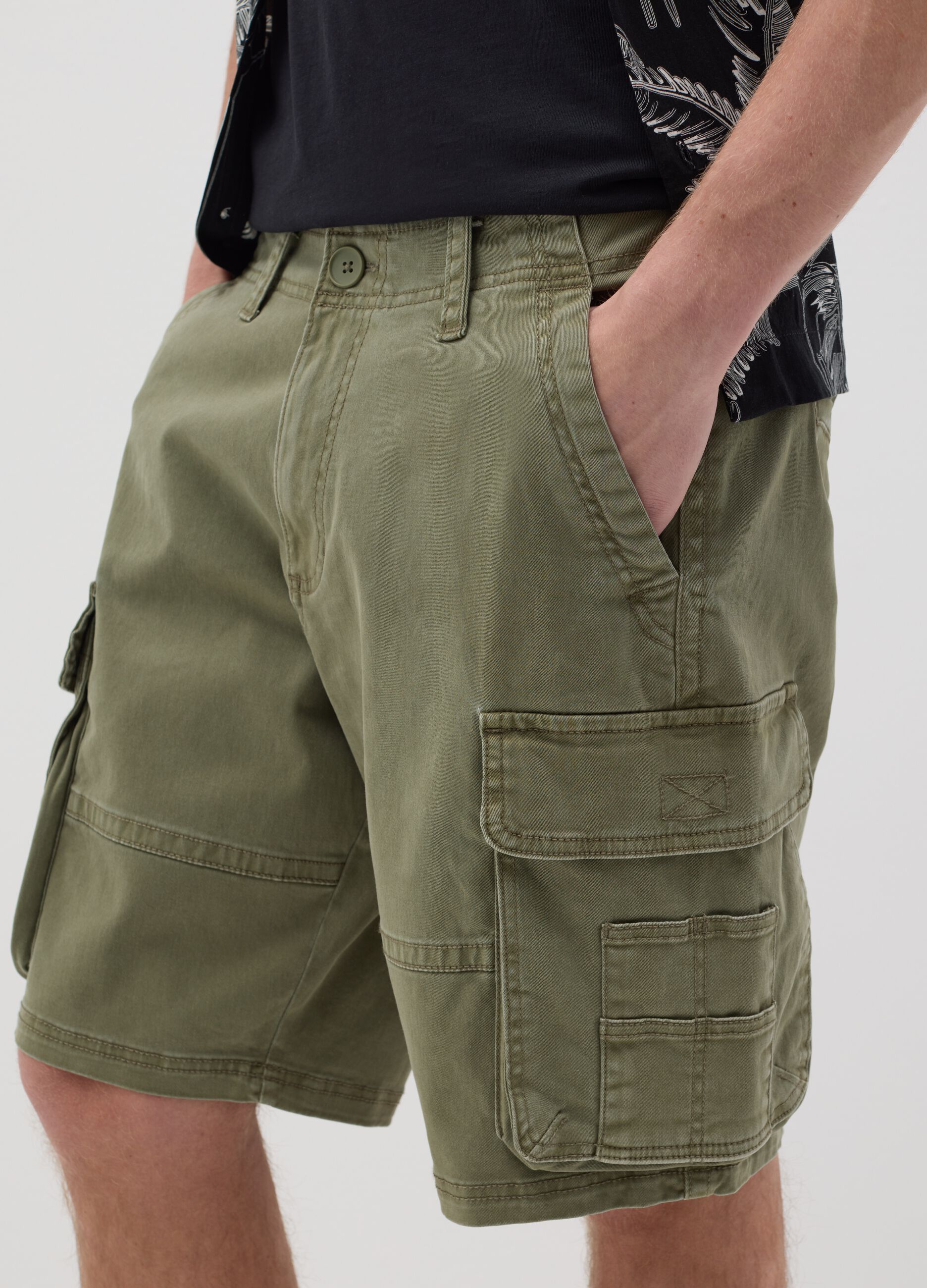 Bermuda cargo verdi in cotone elasticizzato