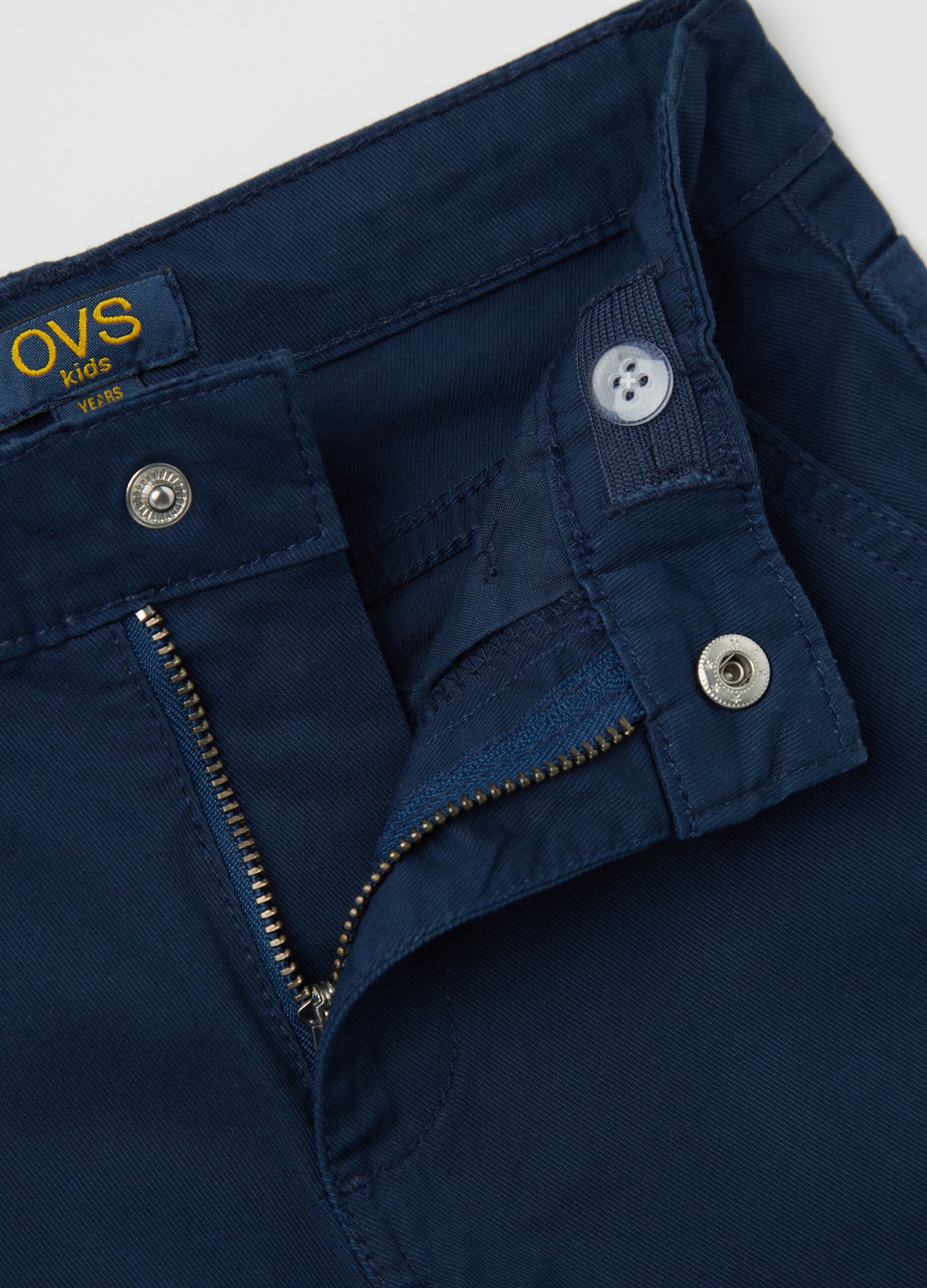 Blue cargo Bermuda shorts in stretch cotton