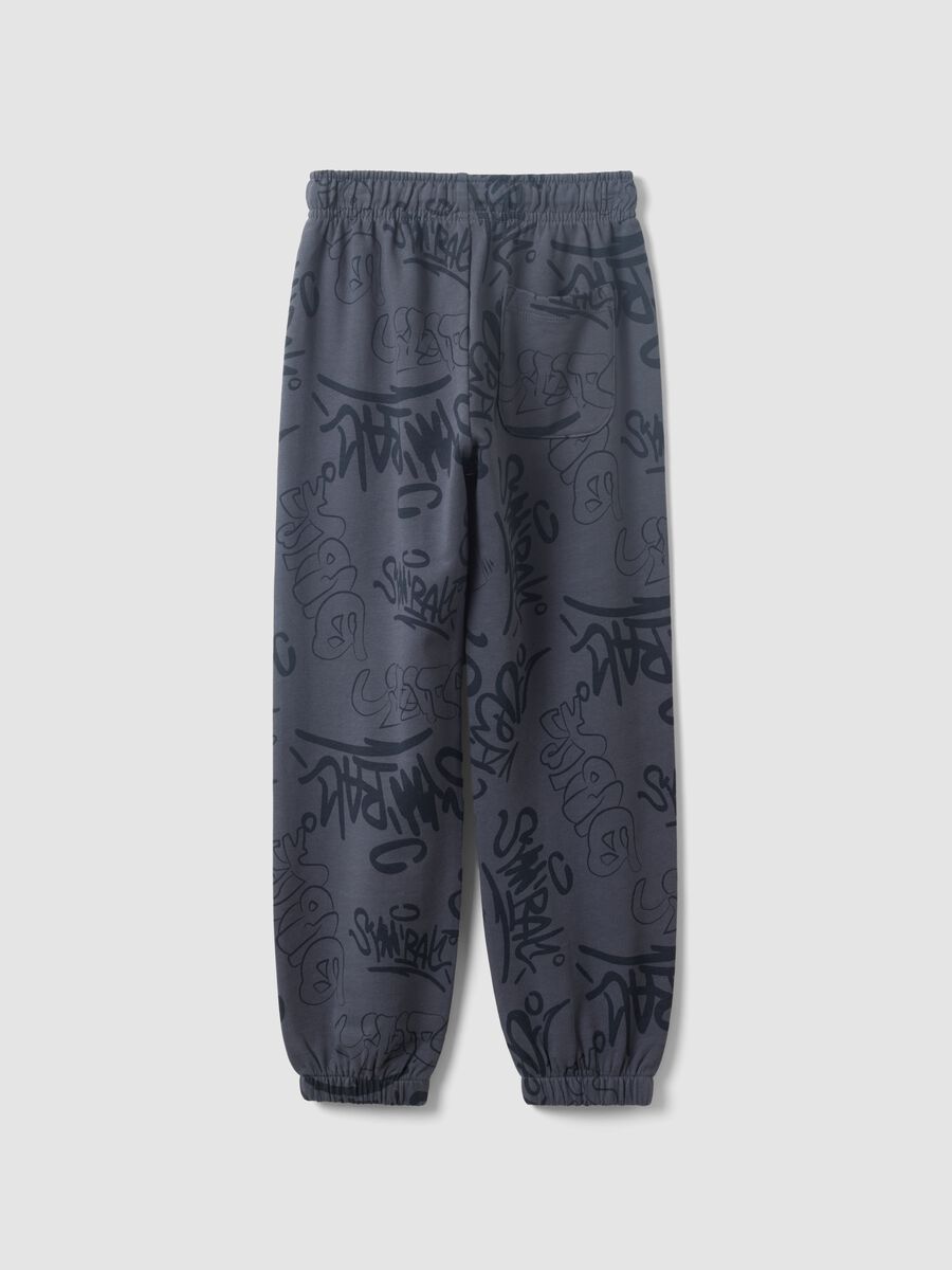 Grey oversized cotton jogger trousers with all-over print for boys_1