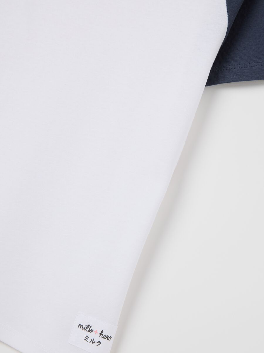 White T-shirt with blue raglan sleeves_5