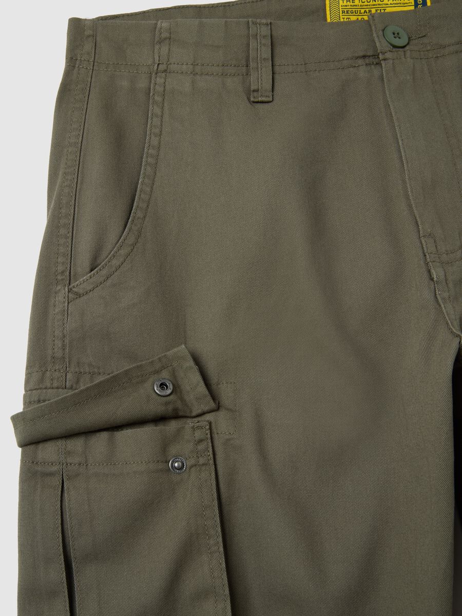 Bermuda da uomo in puro cotone verde regular fit_1