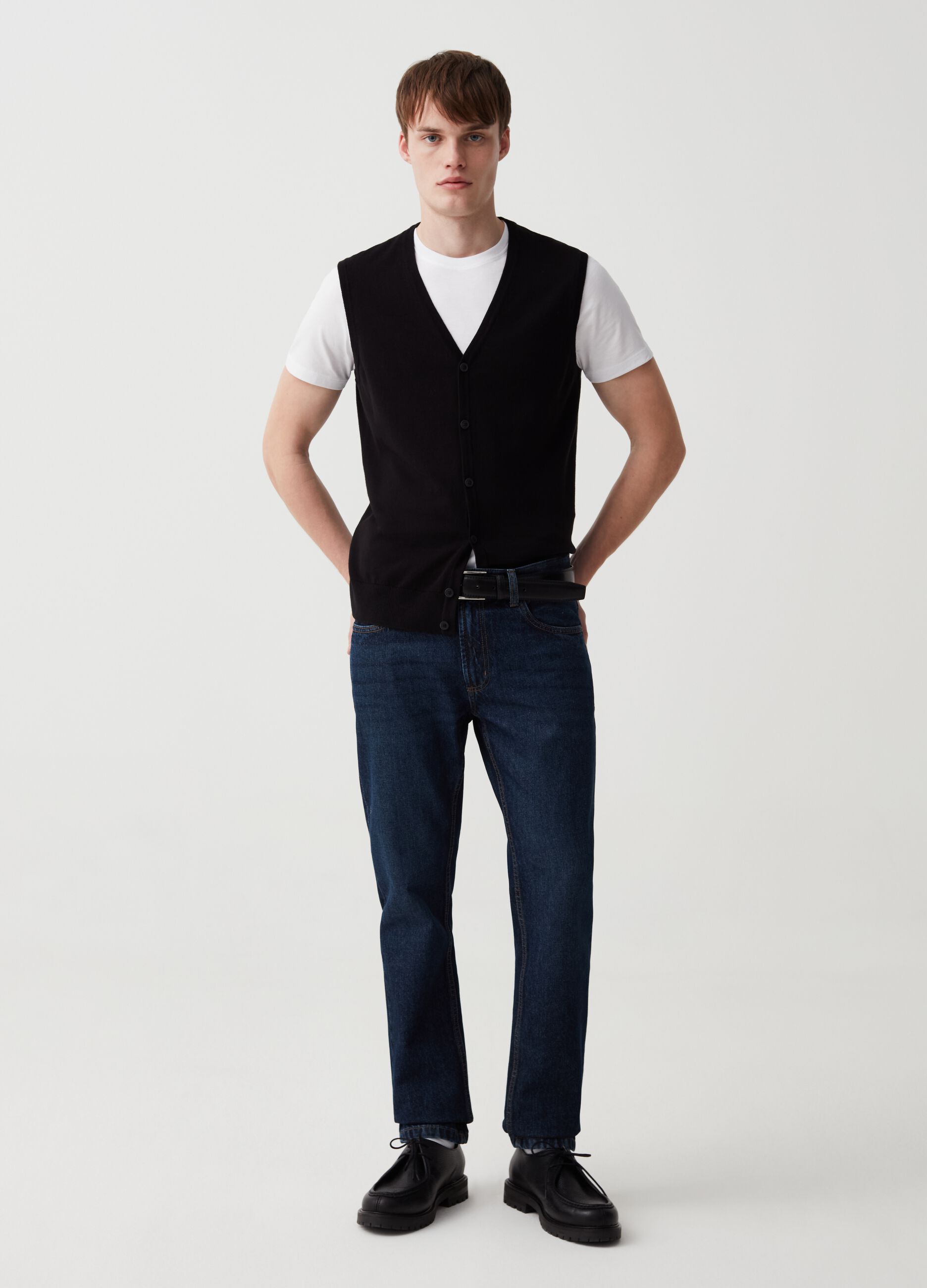 Gilet with V neck and buttons