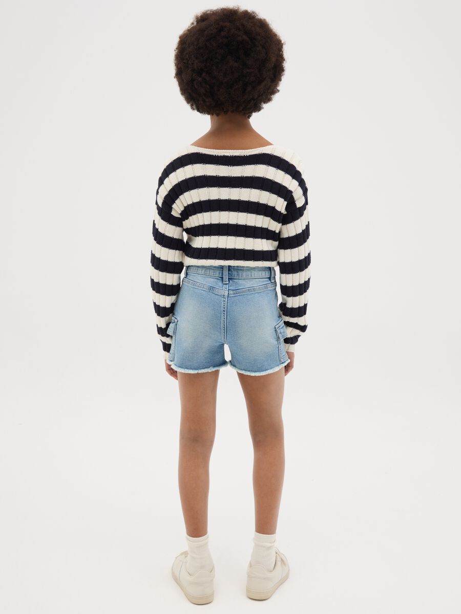 Shorts cargo denim con orlo sfrangiato_3