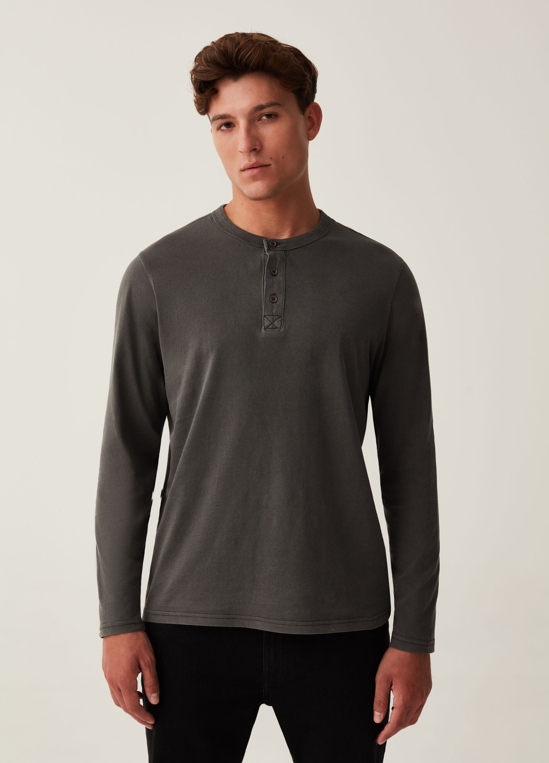 T-shirt a maniche lunghe scollo serafino_3