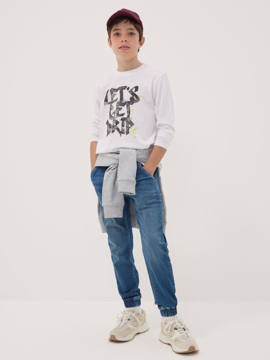 Jeans jogger blu in cotone elasticizzato con coulisse per ragazzo_0