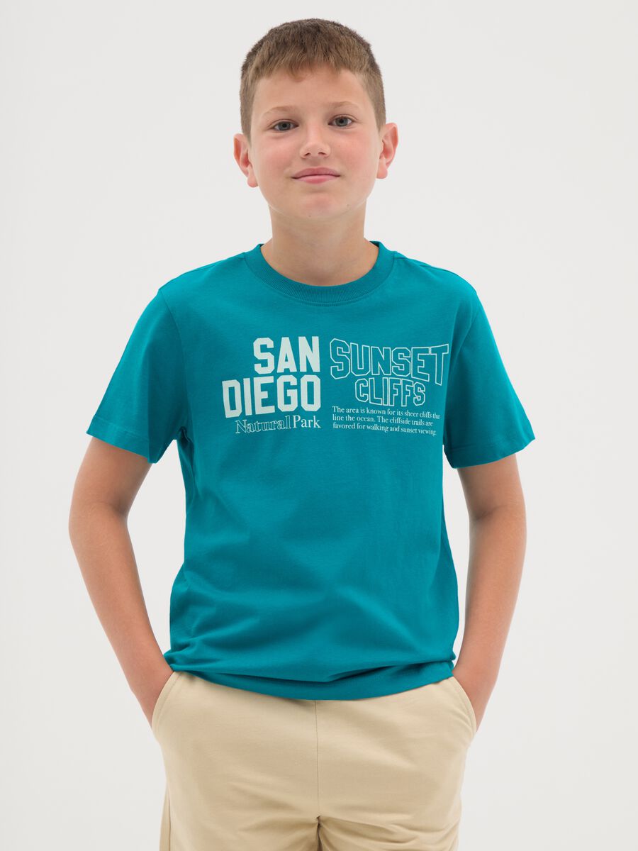 T-shirt blu in cotone bio con stampa lettering_0