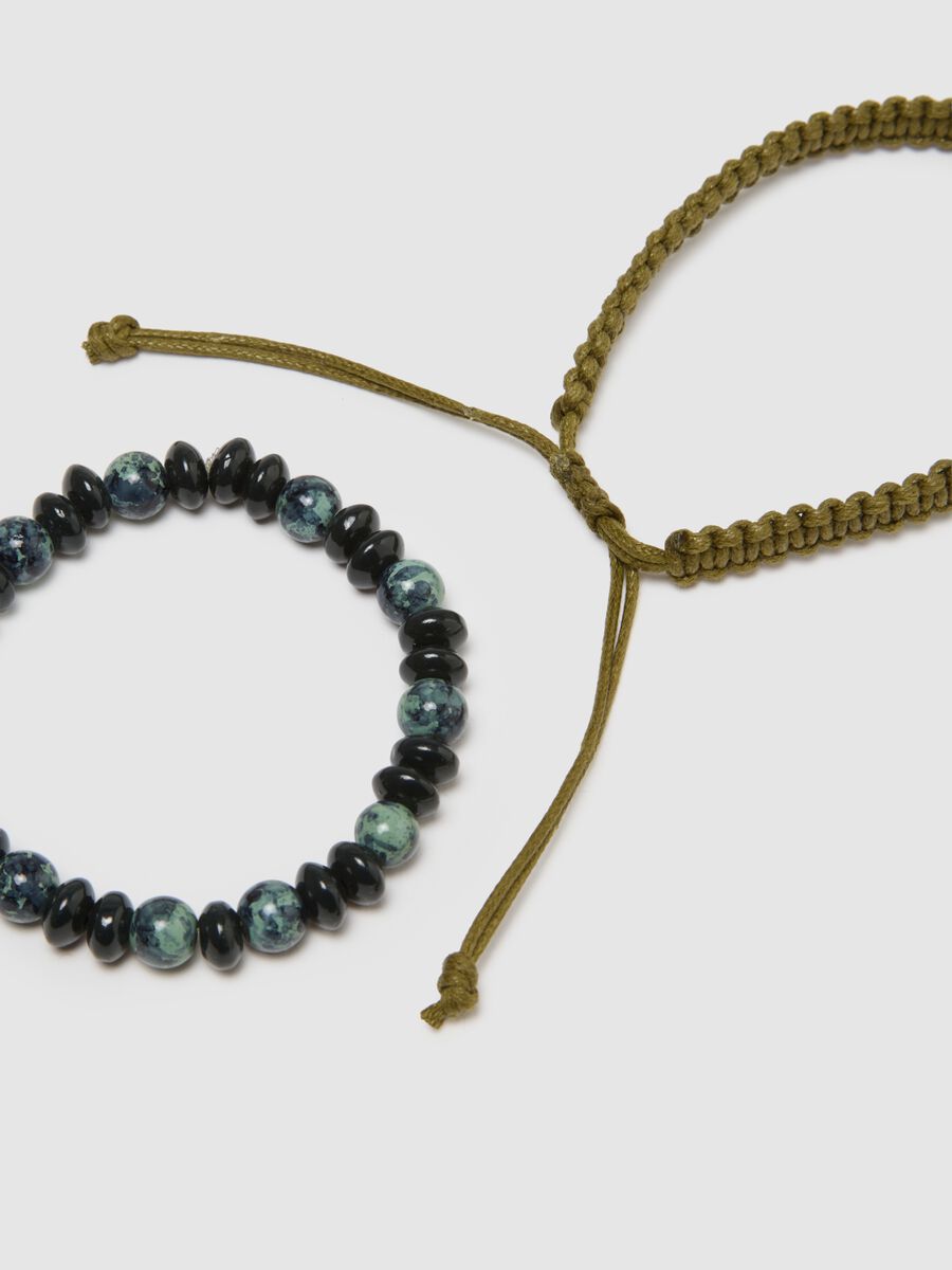 Bipack bracciali multicolor con perline in vetro e design intrecciato_1