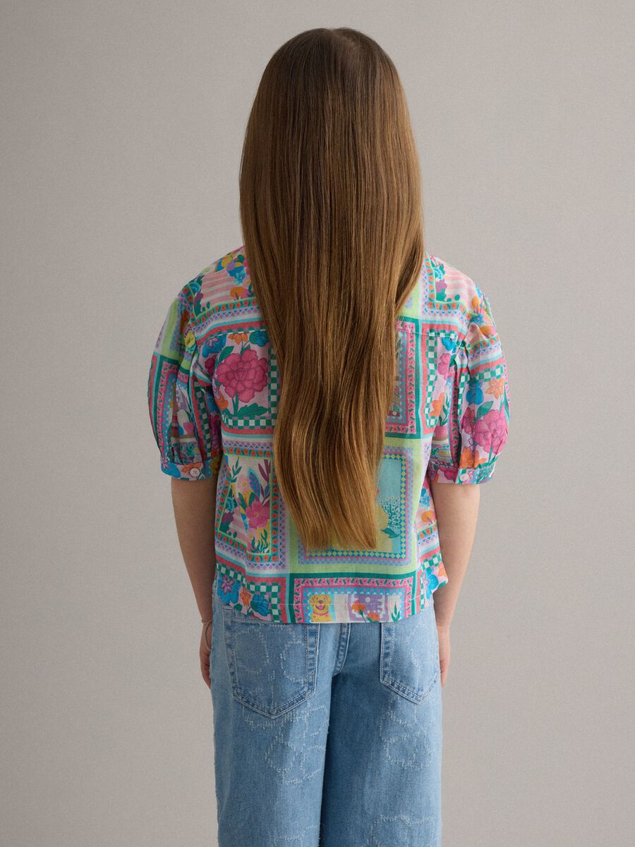 Camicia in puro cotone multicolor da bambina con motivo floreale_1