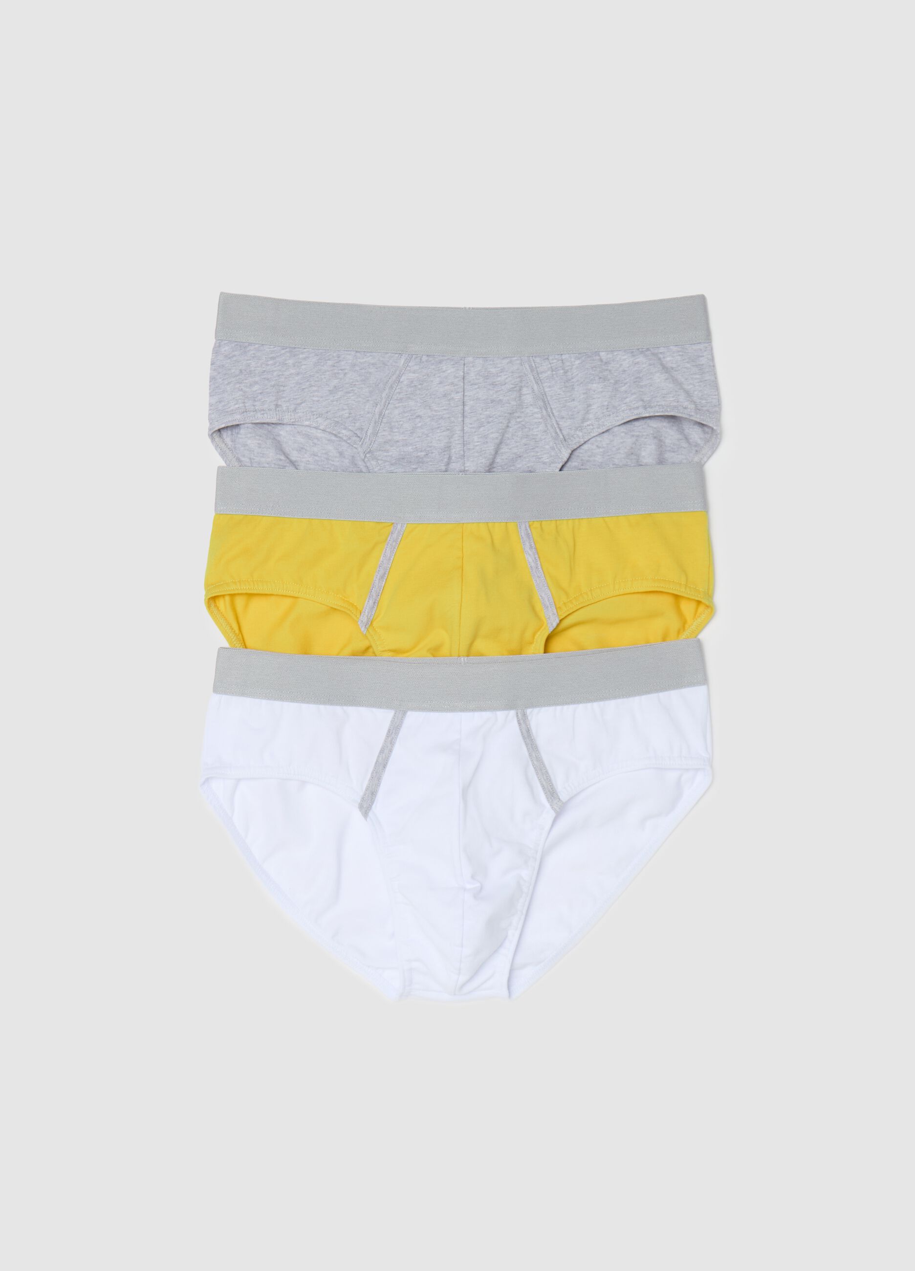 Three-pack stretch briefs with contrasting piping
