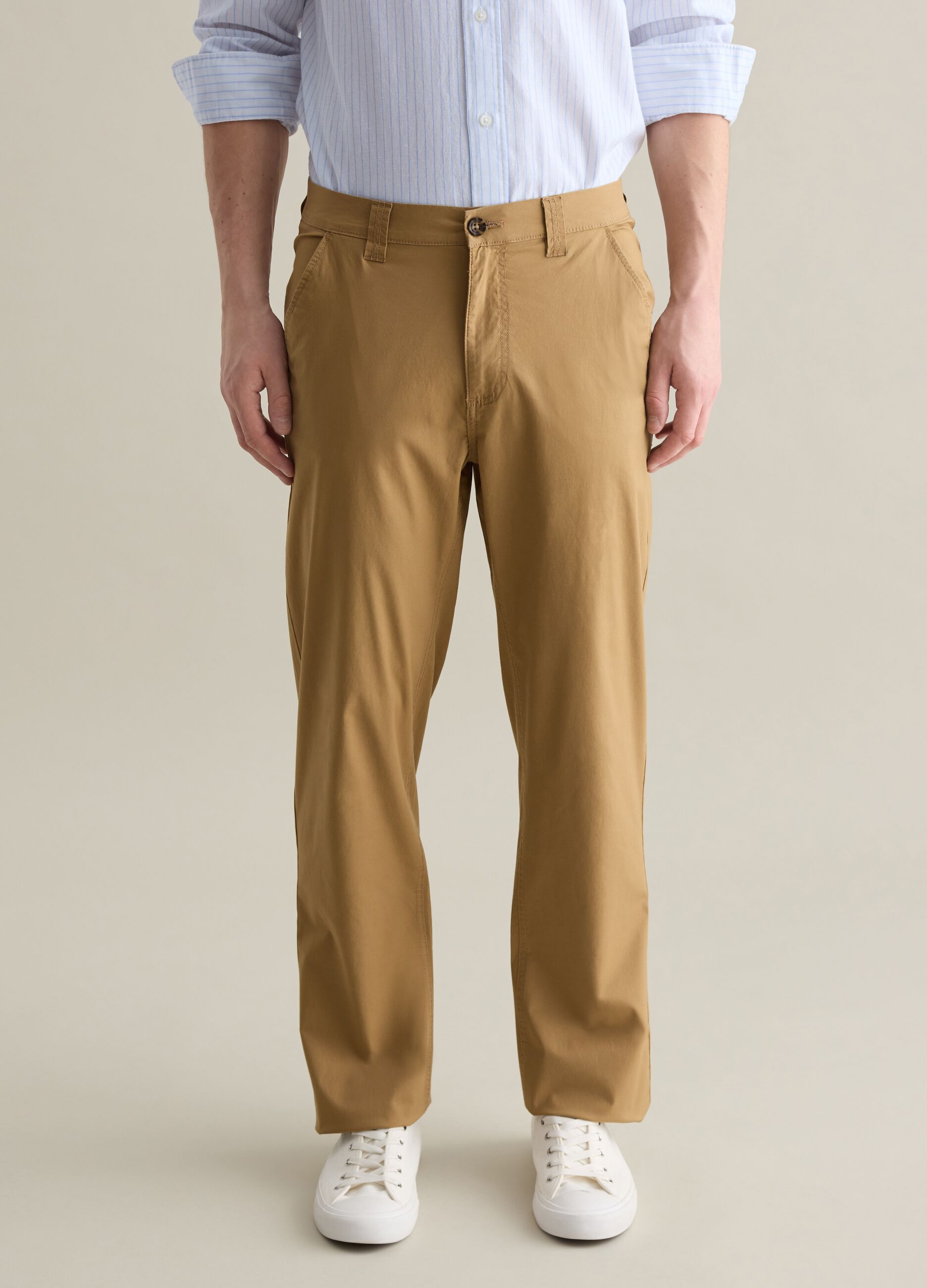 Beige chino trousers in stretch cotton with pockets