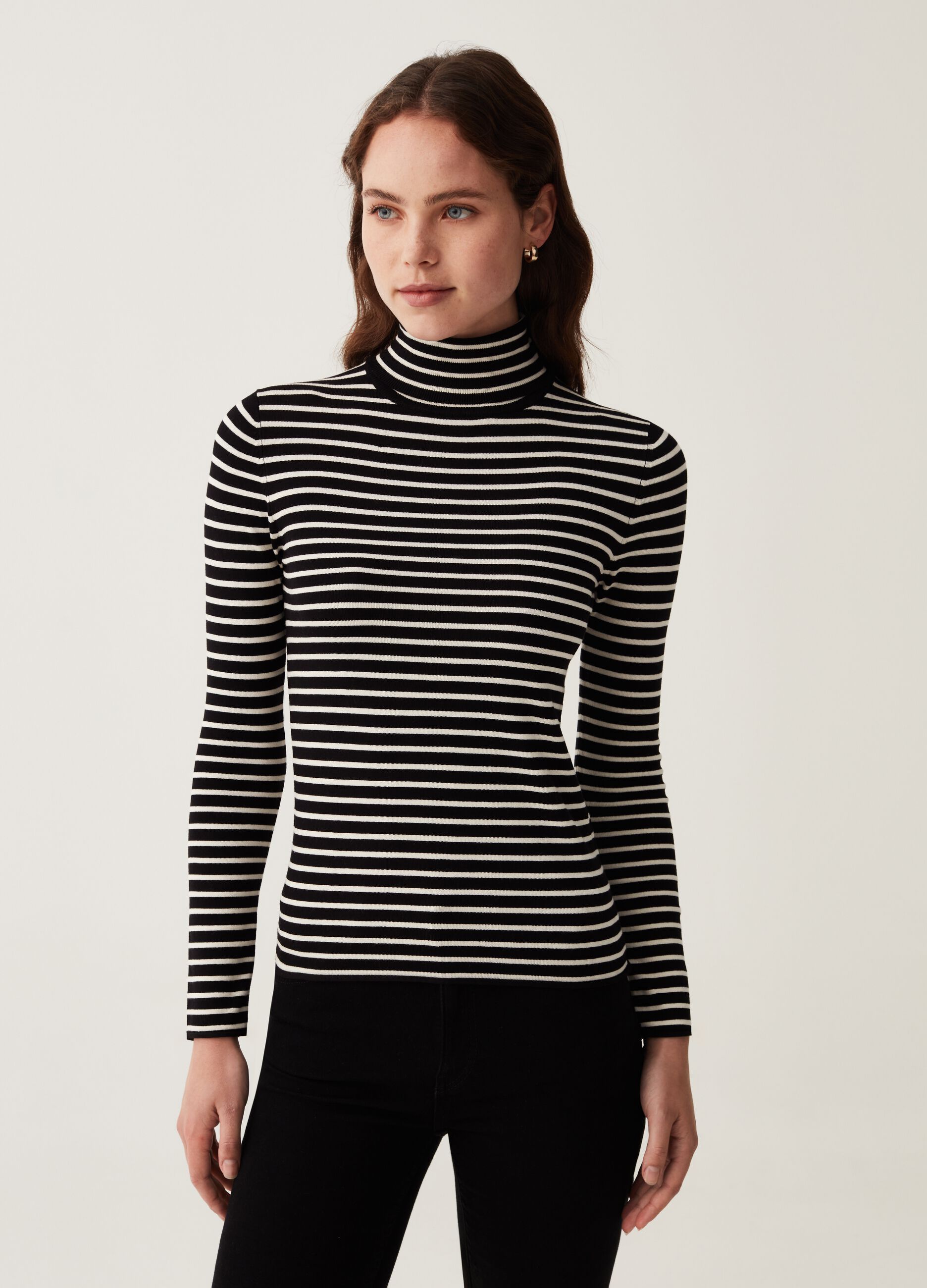 T-shirt con collo alto fantasia a righe_1
