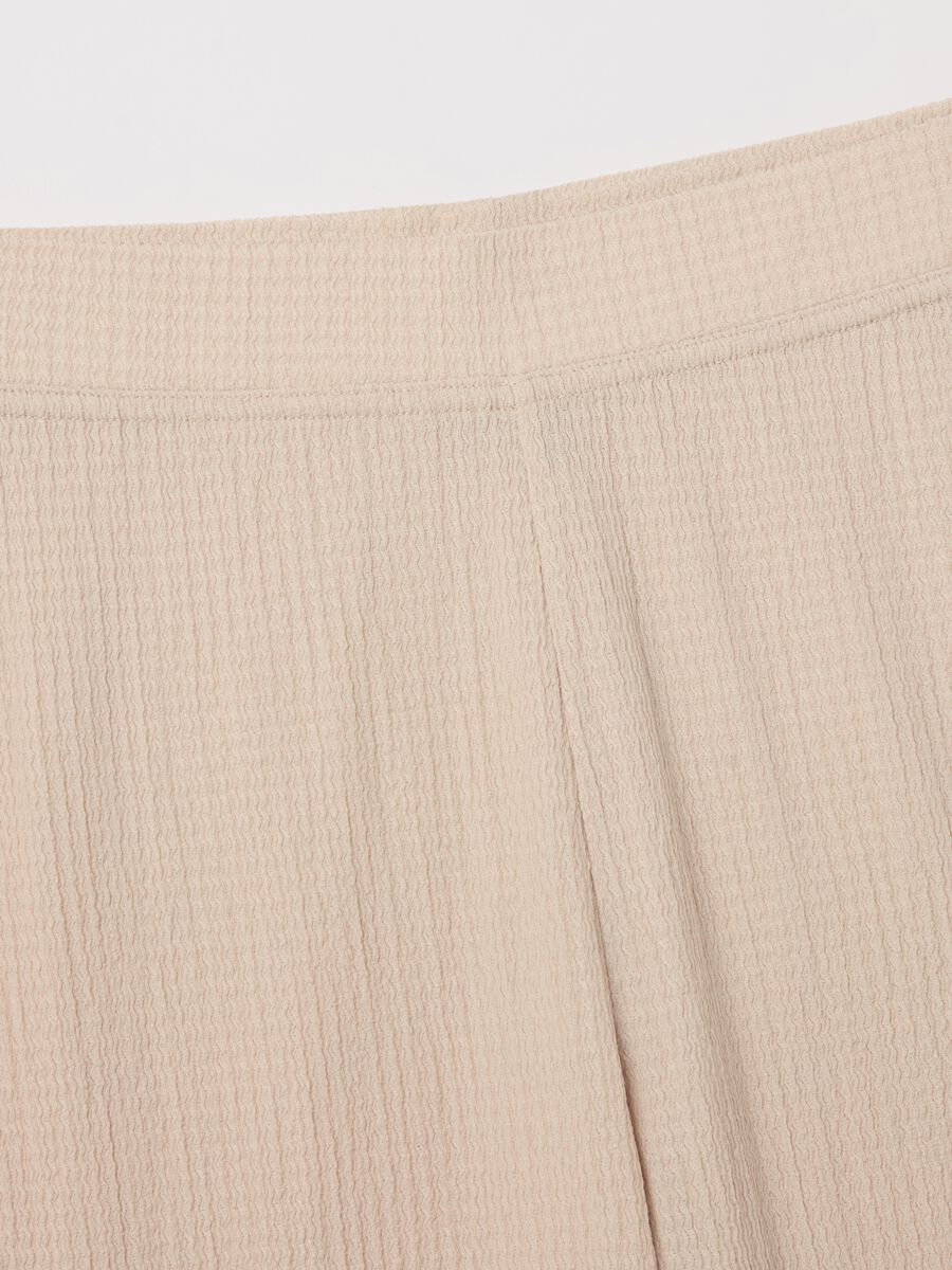 Wide-leg beige trousers with waffle weave_5