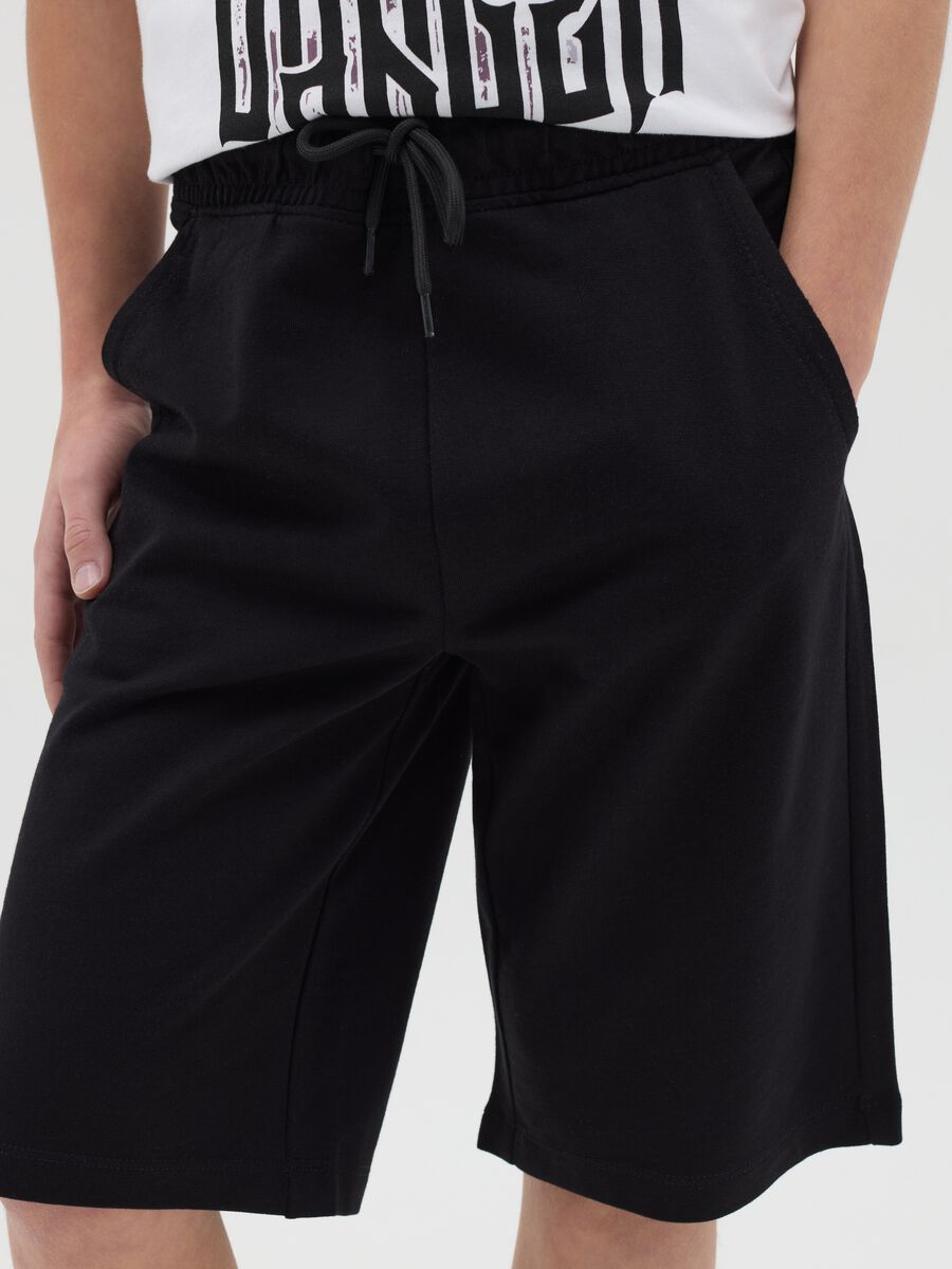 Black fleece Bermuda shorts with pockets and drawstring_1