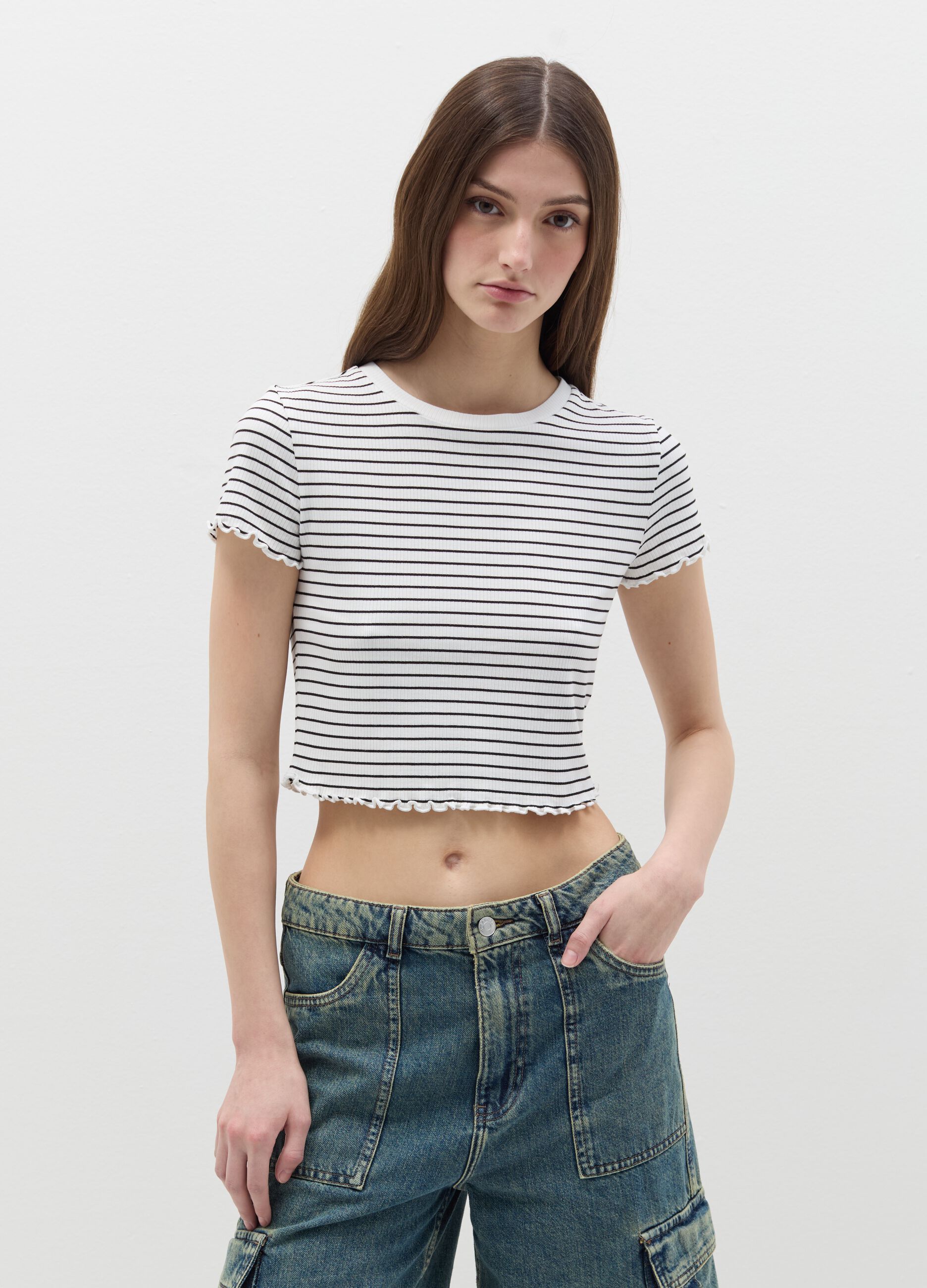Flat-ribbed T-shirt with wavy edging