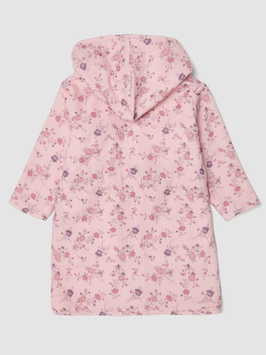 Accappatoio rosa in puro cotone organico con fantasia floreale per neonata_1
