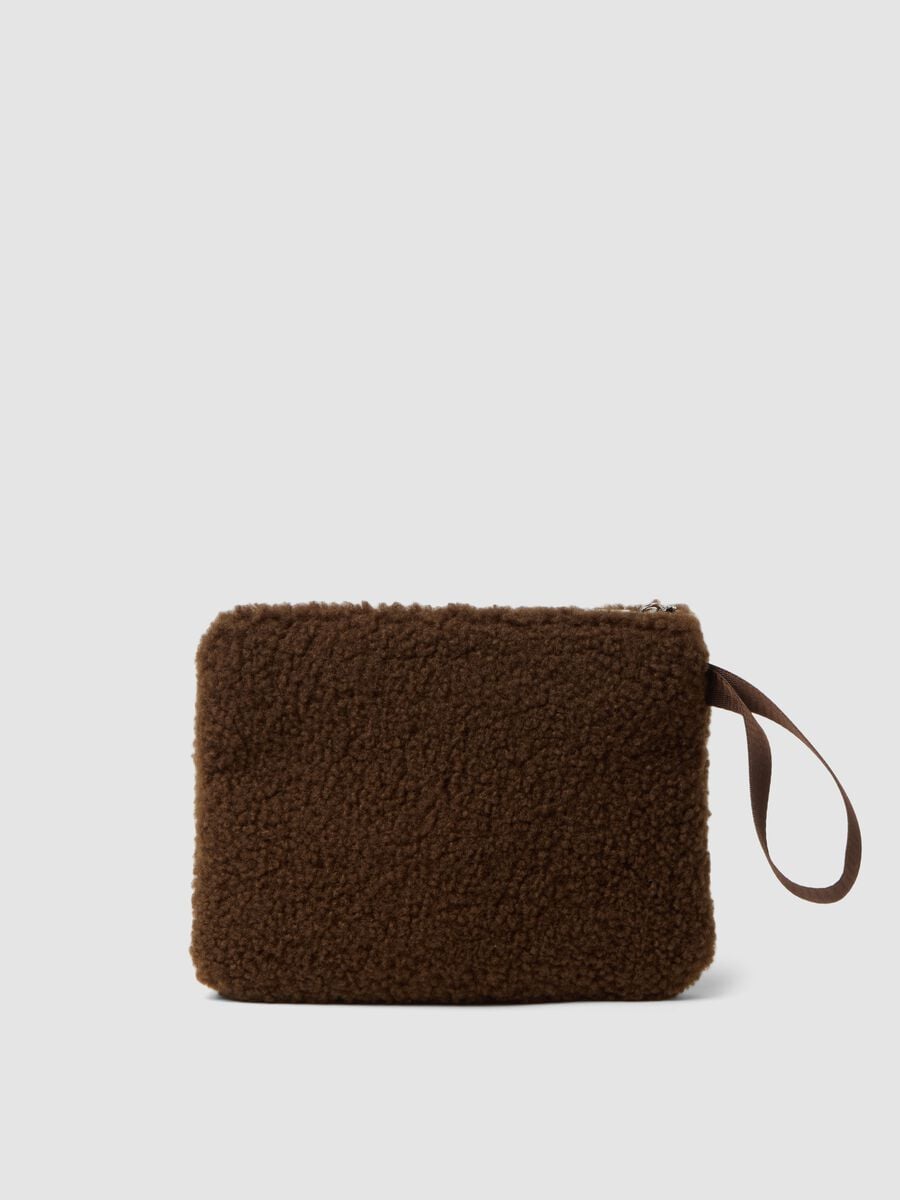Pochette marrone con polsiera e zip con effetto teddy_1