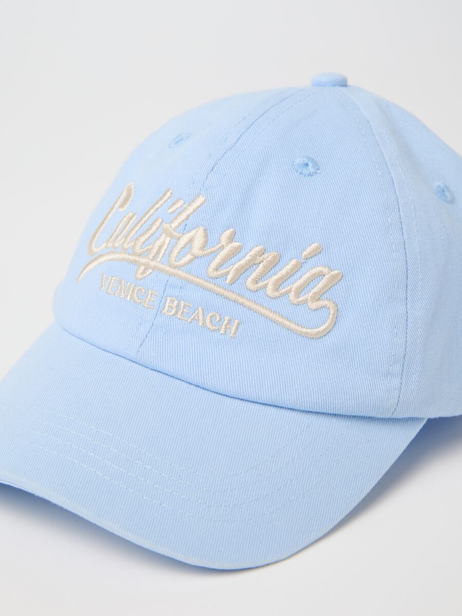 Blue baseball cap with embroidered California lettering_2