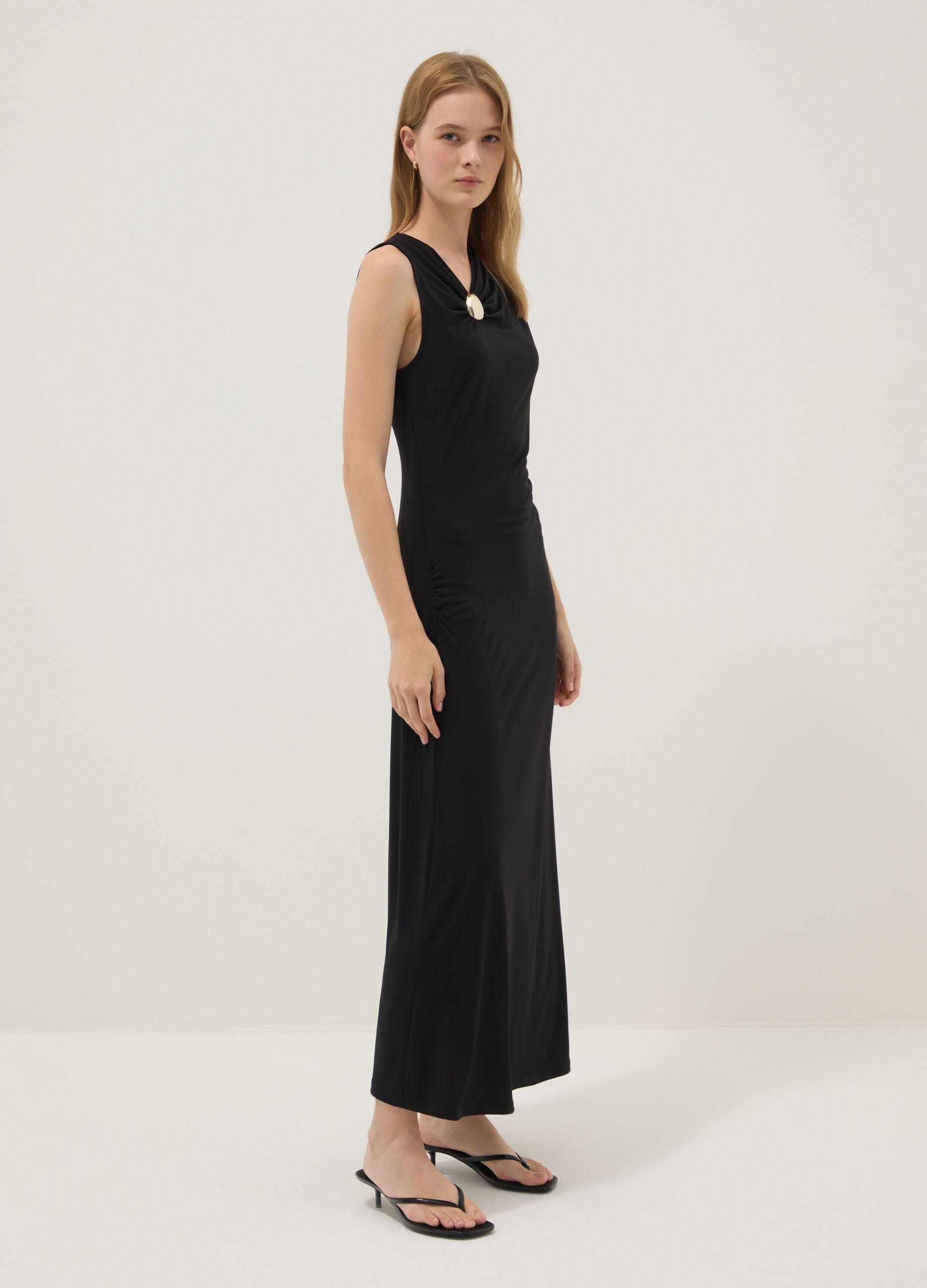 Abito midi nero in tessuto elasticizzato senza maniche