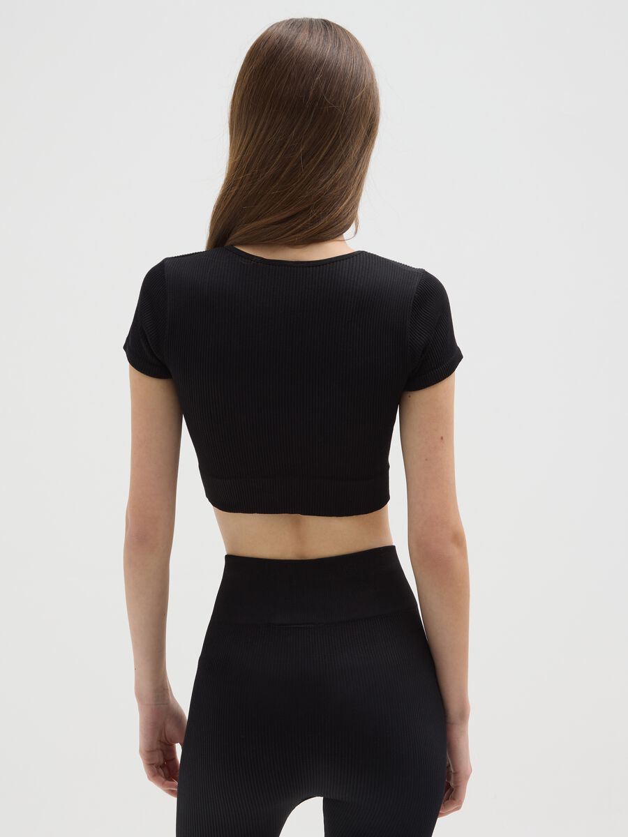 Maglietta in tessuto elasticizzato nera regular fit con scollo rotondo_2