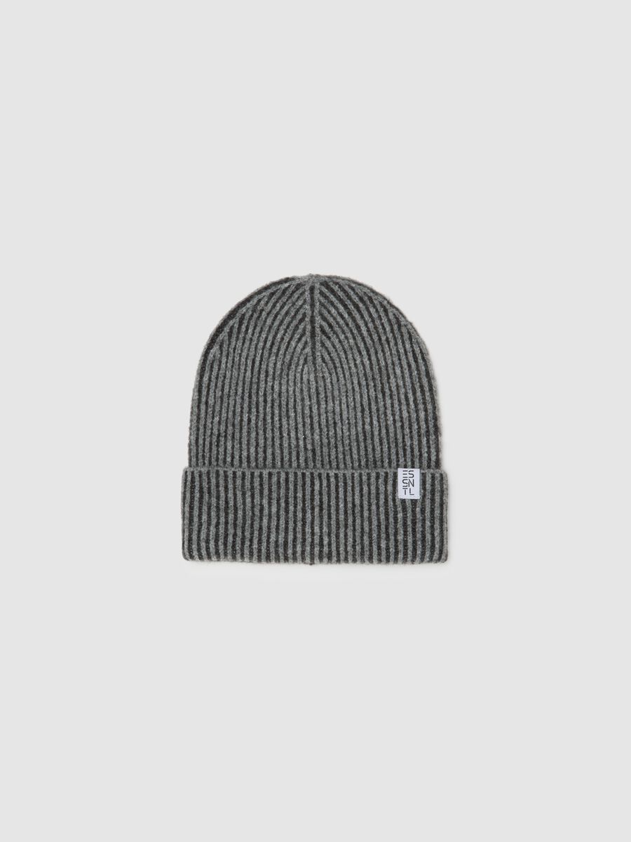 Cappello grigio in maglia a coste_0