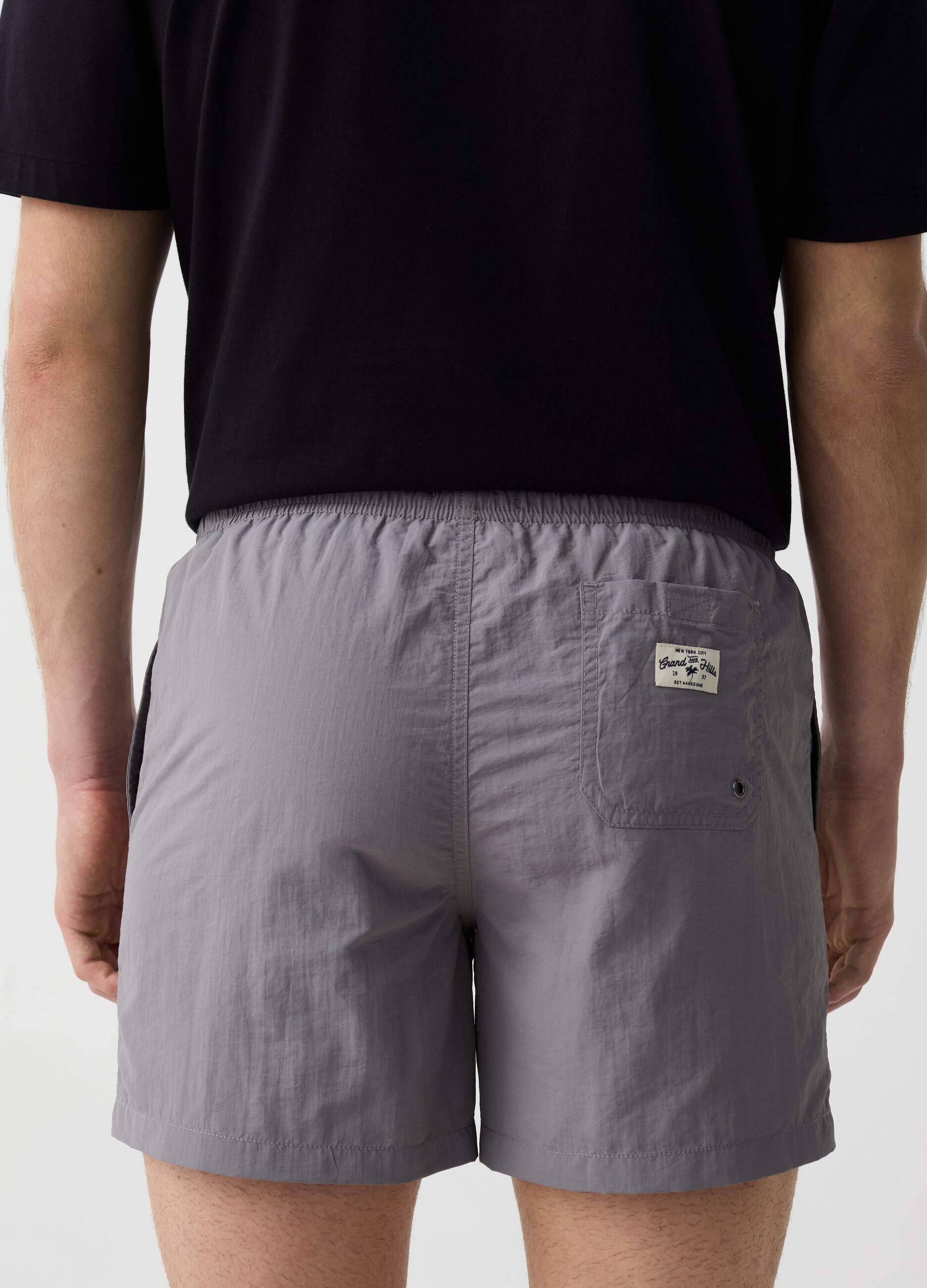 Swimming trunks with solid colour drawstring