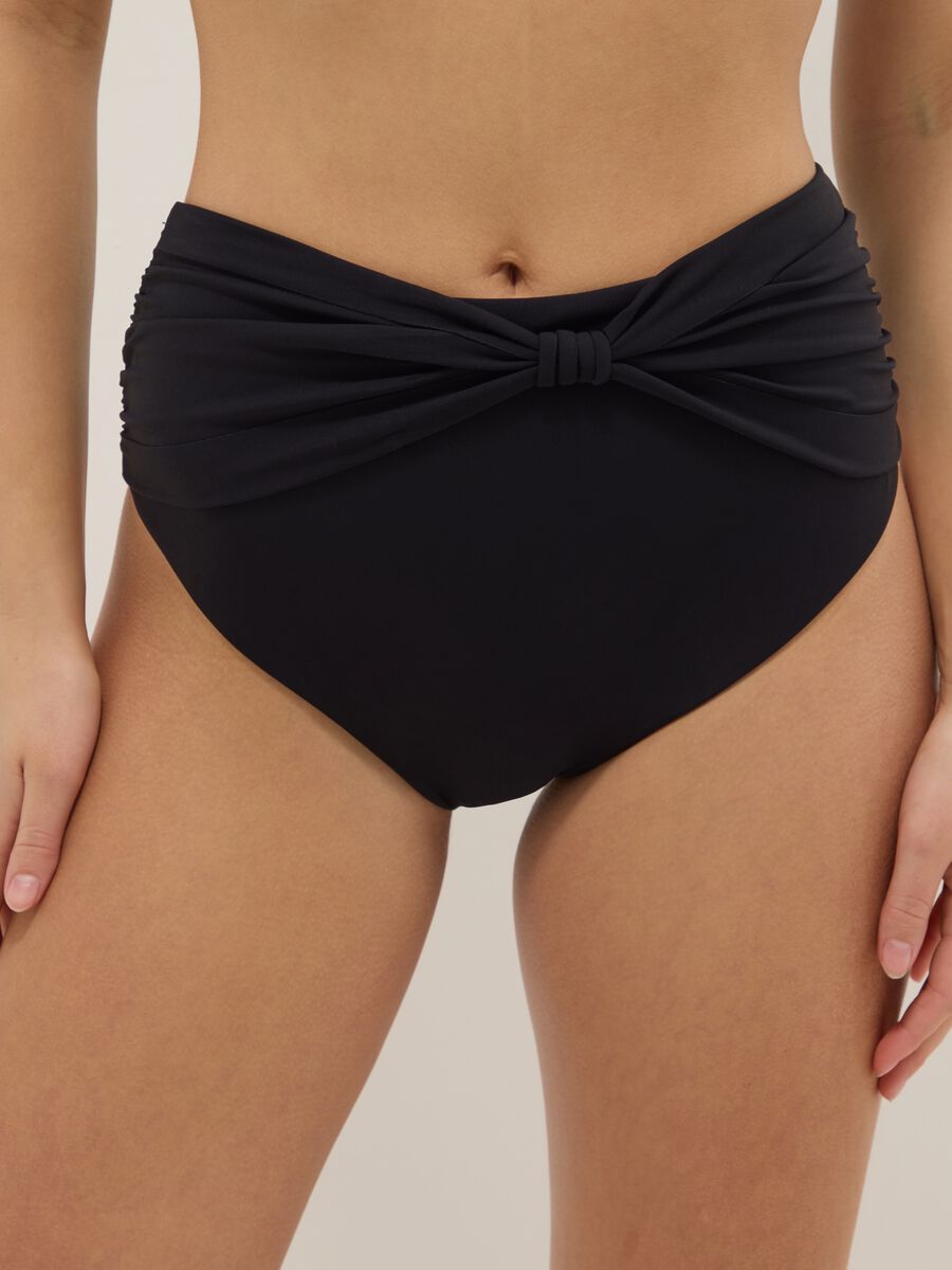 Slip bikini nero con nodo in tessuto elasticizzato effetto shaping_1