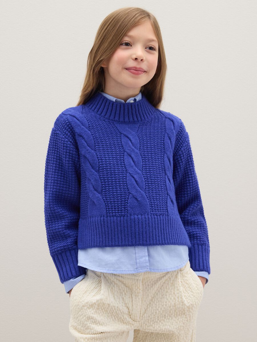 Maglione blu a collo alto lavorato a maglia_0